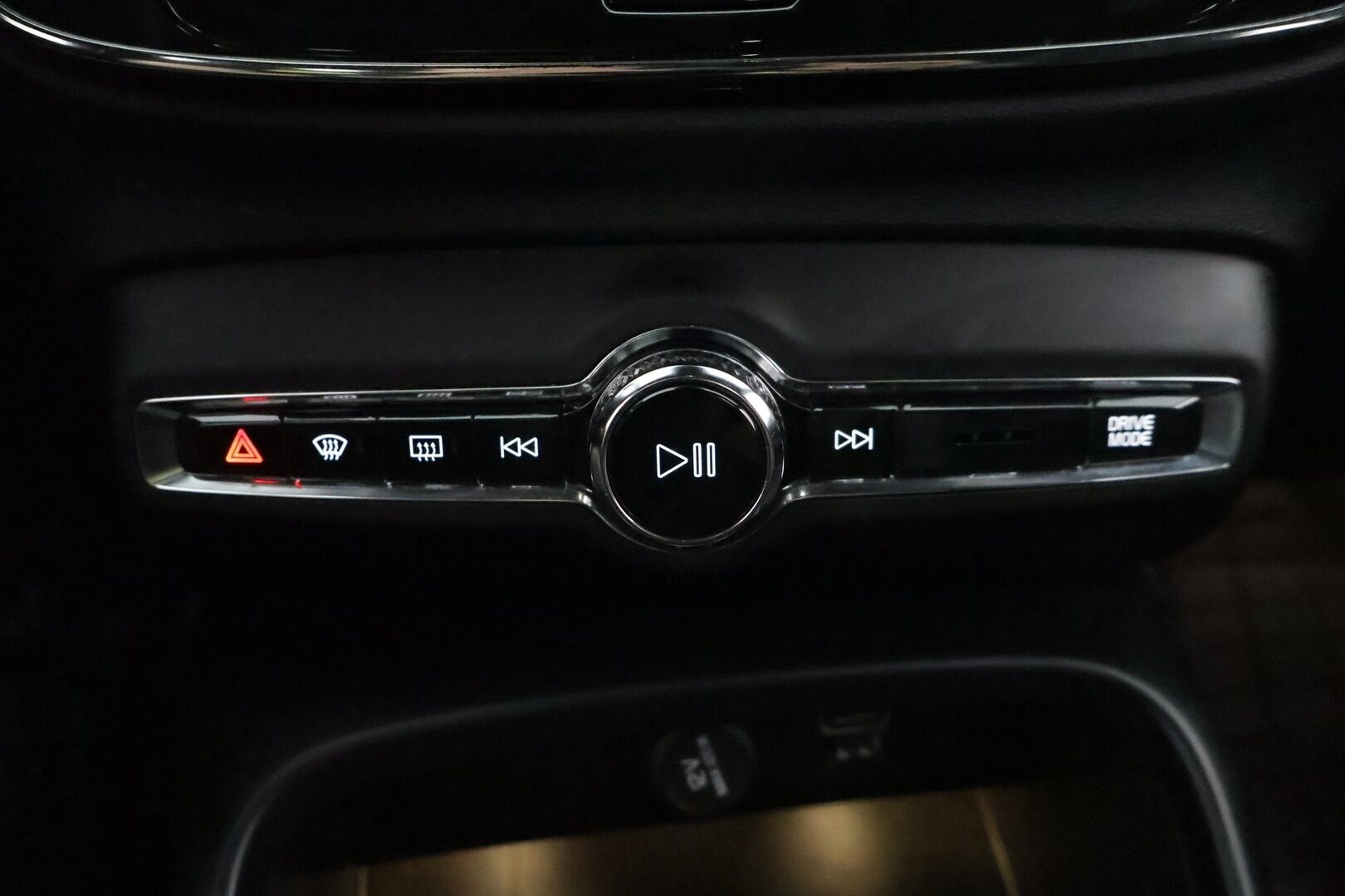 Volvo XC40 2019 D3 AWD Business R-Design aut **Webasto / Adapt.Vakkari / LED-valot / Sporttipenkit / P.Tutkat / Kaistavahti** - 3,99 % KORKOTARJOUS TÄHÄN AUTOON - Suomi-auto / Digimittaristo / KeylessGO / 2x Renkaat