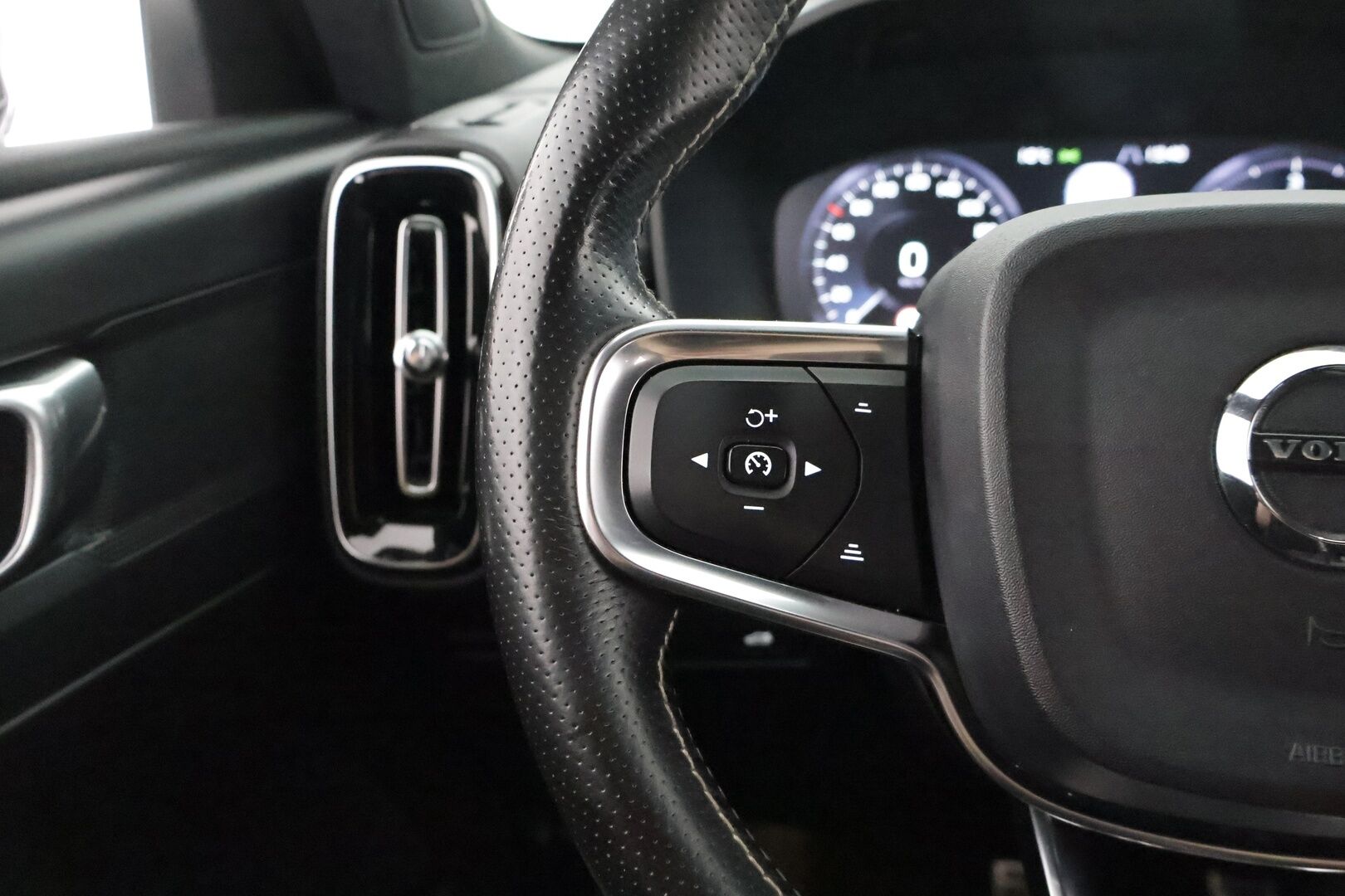 Volvo XC40 2019 D3 AWD Business R-Design aut **Webasto / Adapt.Vakkari / LED-valot / Sporttipenkit / P.Tutkat / Kaistavahti** - 3,99 % KORKOTARJOUS TÄHÄN AUTOON - Suomi-auto / Digimittaristo / KeylessGO / 2x Renkaat