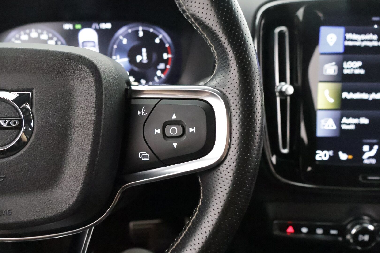 Volvo XC40 2019 D3 AWD Business R-Design aut **Webasto / Adapt.Vakkari / LED-valot / Sporttipenkit / P.Tutkat / Kaistavahti** - 3,99 % KORKOTARJOUS TÄHÄN AUTOON - Suomi-auto / Digimittaristo / KeylessGO / 2x Renkaat