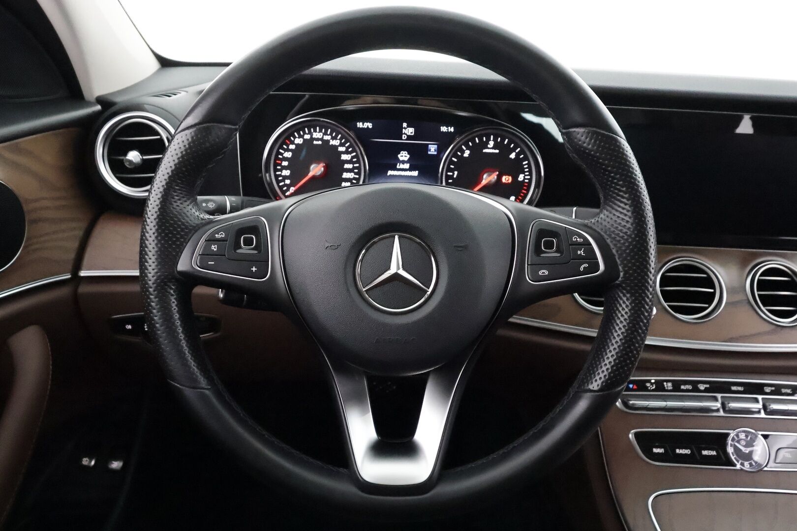 Mercedes-Benz E 2018 220 d A Business Avantgarde - | Ruskeat puolinahat | Merkkihuollot | P.kamera | Ambient light | Sporttipenkit | Navi | LED | Vakkari | Lohko+sisähaara | 2x renkaat |