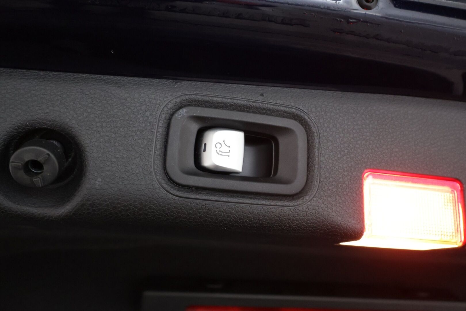 Mercedes-Benz E 2018 220 d A Business Avantgarde - | Ruskeat puolinahat | Merkkihuollot | P.kamera | Ambient light | Sporttipenkit | Navi | LED | Vakkari | Lohko+sisähaara | 2x renkaat |