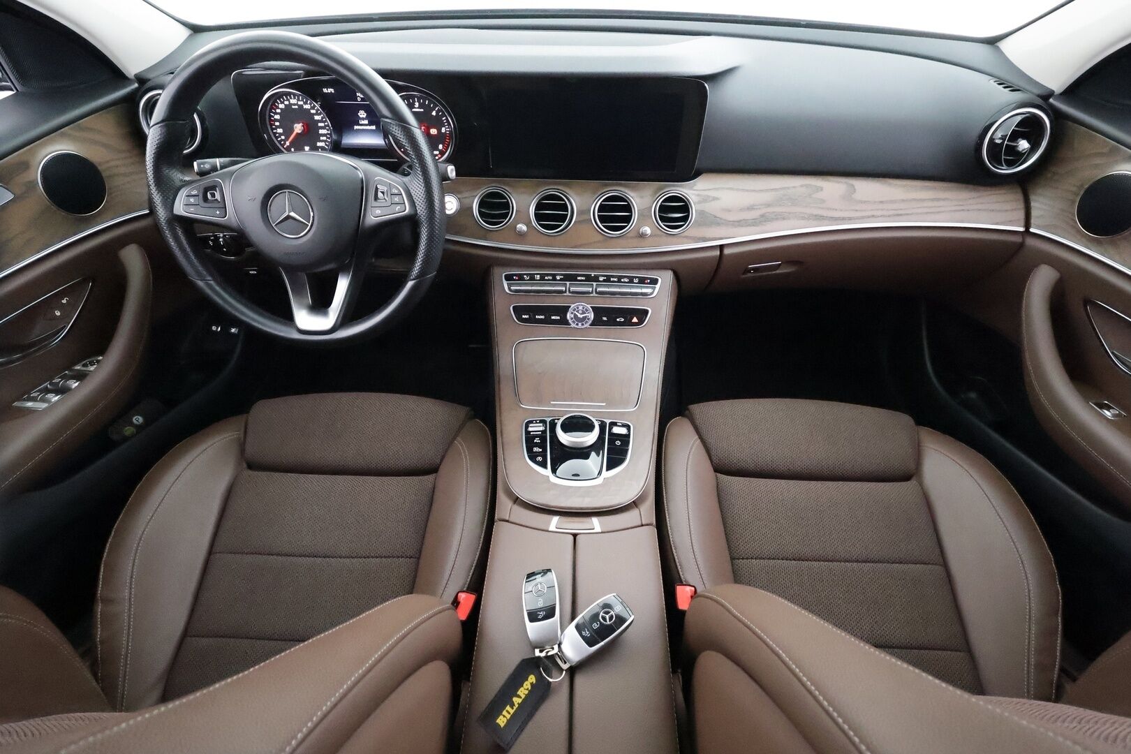 Mercedes-Benz E 2018 220 d A Business Avantgarde - | Ruskeat puolinahat | Merkkihuollot | P.kamera | Ambient light | Sporttipenkit | Navi | LED | Vakkari | Lohko+sisähaara | 2x renkaat |