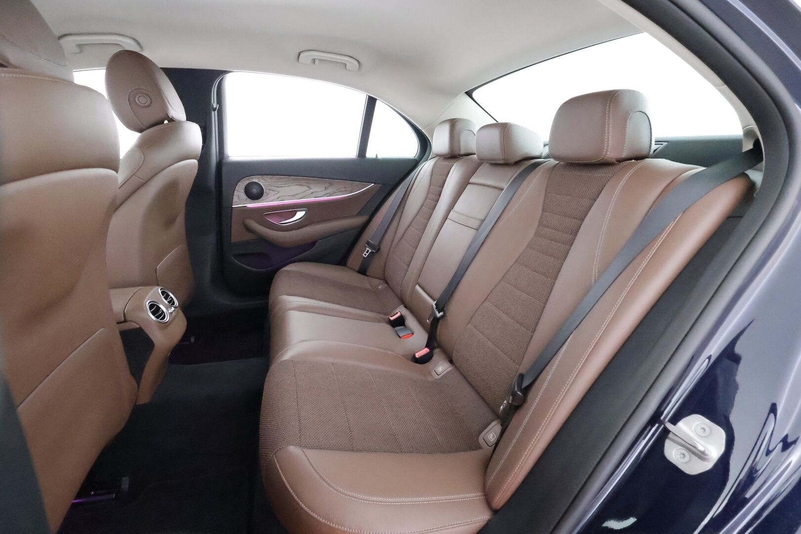 Mercedes-Benz E 2018 220 d A Business Avantgarde - | Ruskeat puolinahat | Merkkihuollot | P.kamera | Ambient light | Sporttipenkit | Navi | LED | Vakkari | Lohko+sisähaara | 2x renkaat |