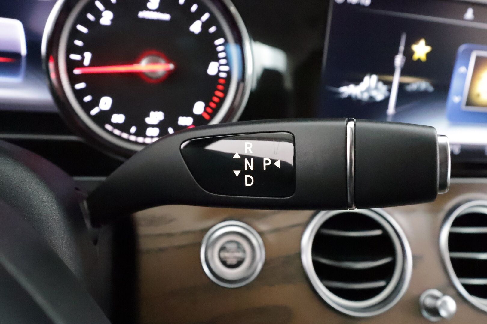 Mercedes-Benz E 2018 220 d A Business Avantgarde - | Ruskeat puolinahat | Merkkihuollot | P.kamera | Ambient light | Sporttipenkit | Navi | LED | Vakkari | Lohko+sisähaara | 2x renkaat |