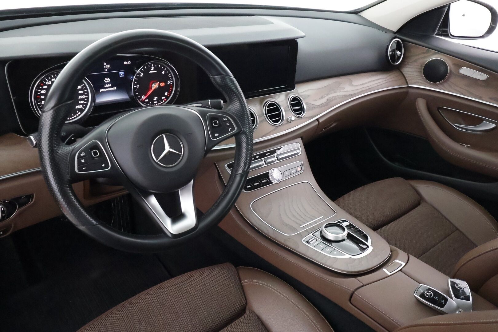 Mercedes-Benz E 2018 220 d A Business Avantgarde - | Ruskeat puolinahat | Merkkihuollot | P.kamera | Ambient light | Sporttipenkit | Navi | LED | Vakkari | Lohko+sisähaara | 2x renkaat |