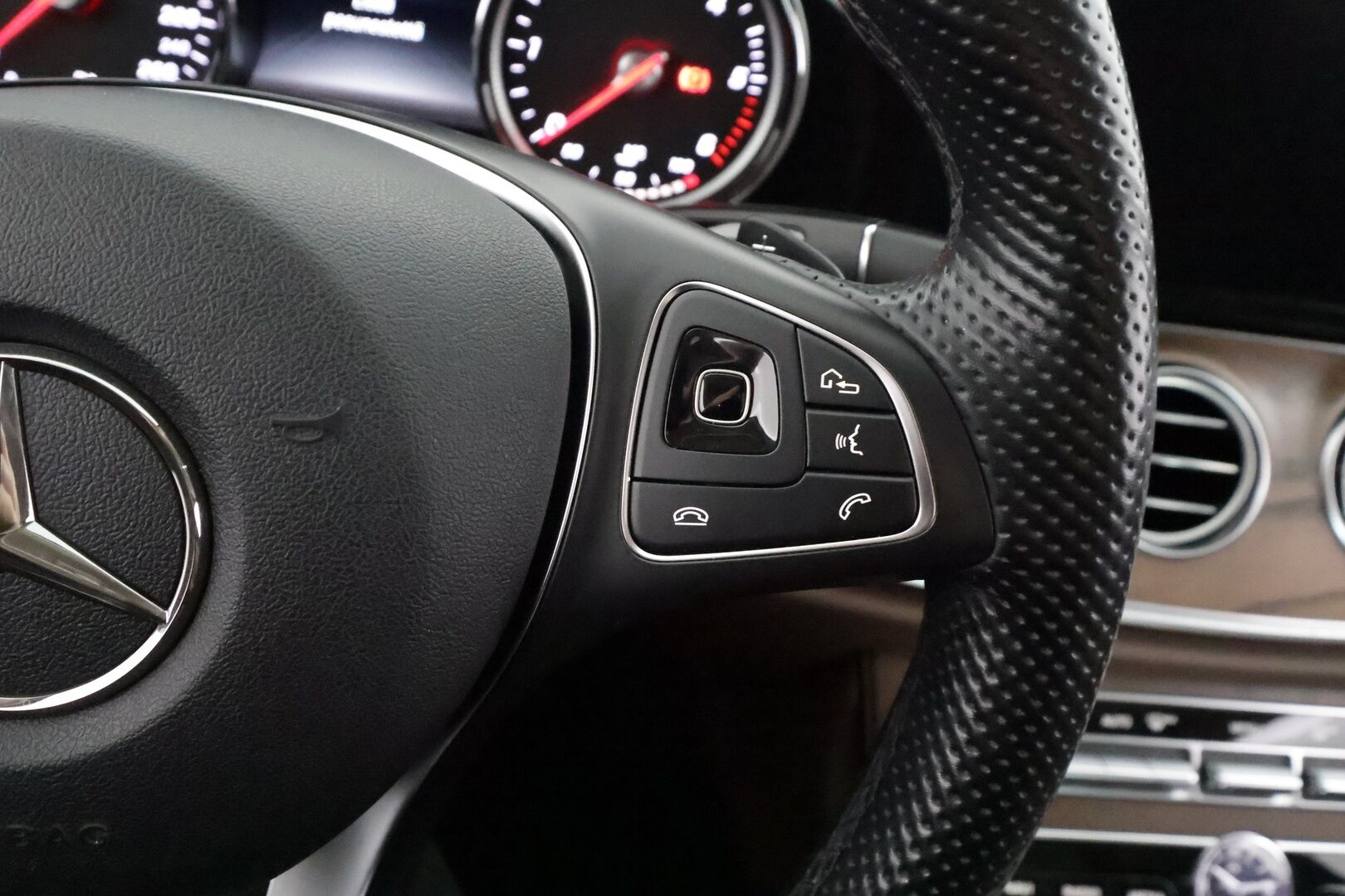Mercedes-Benz E 2018 220 d A Business Avantgarde - | Ruskeat puolinahat | Merkkihuollot | P.kamera | Ambient light | Sporttipenkit | Navi | LED | Vakkari | Lohko+sisähaara | 2x renkaat |