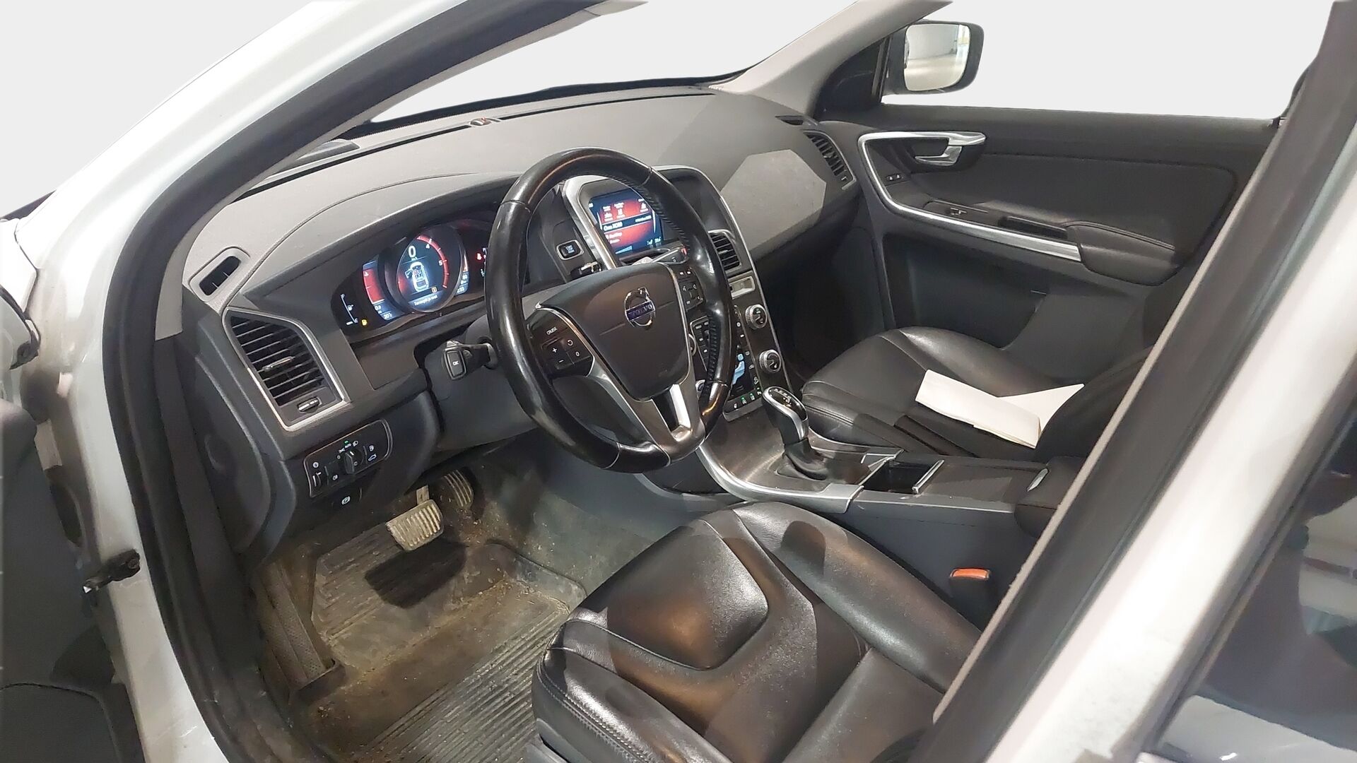 Volvo XC60 2016 D4 AWD Summum aut *Webasto / Koukku / Nahat / Muistipenkki* - Huippu maasturi Volvo! / Kahdet renkaat vanteineen