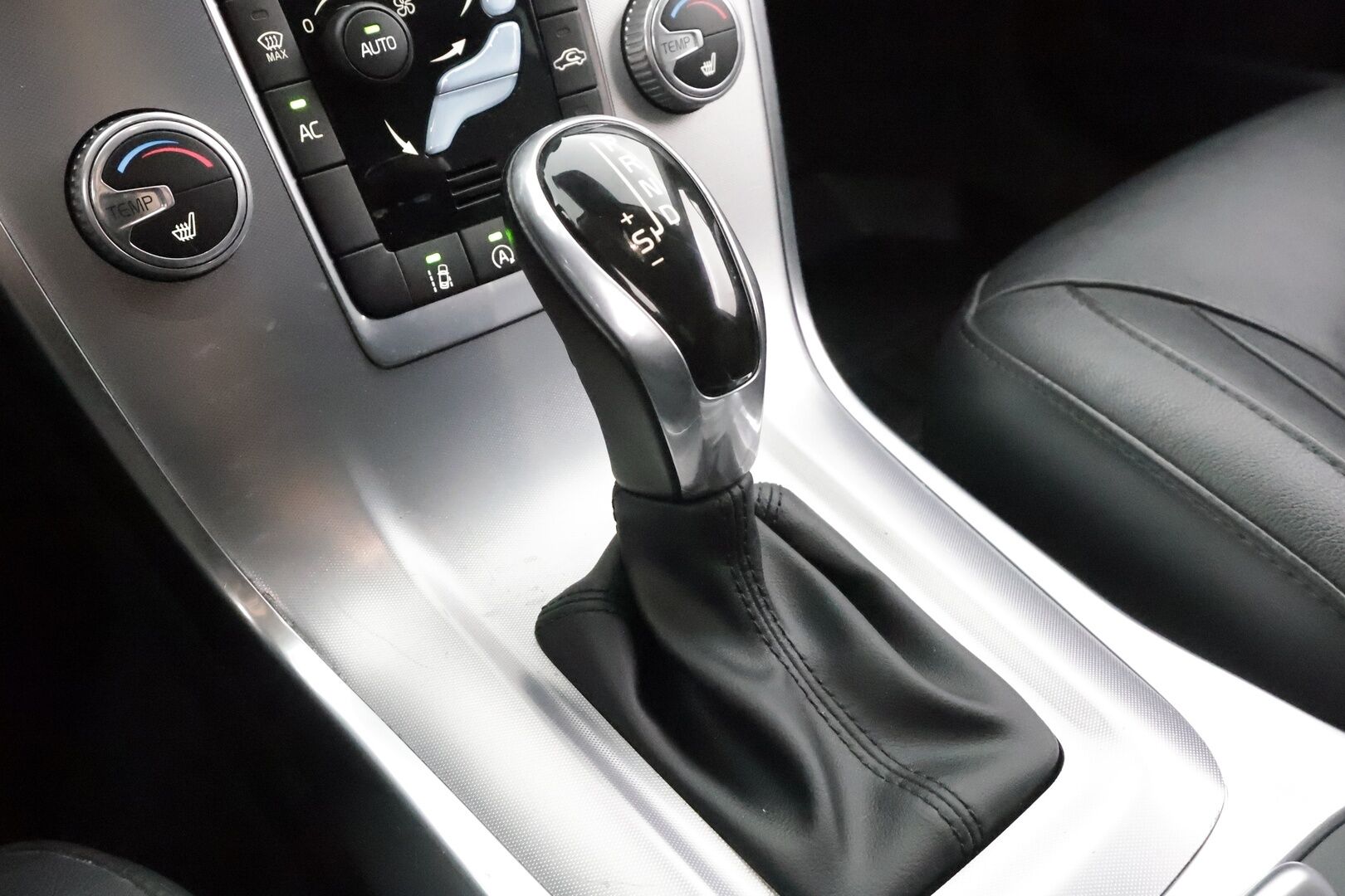 Volvo V70 2016 D3 Business Classic aut *  ACC / Webasto / koukku / Muistipenkki / Xenon * - Kahdet renkaat