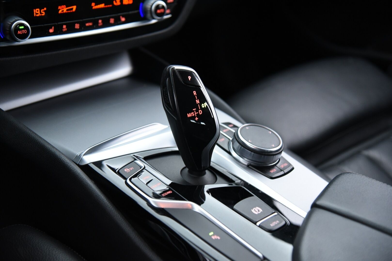 BMW 520 2019 G31 Touring 520d A xDrive Edition Comfort / M-sport ratti / Sporttinahat / Hifit / Prof. Navi / LED / P-kamera - 2.om Suomi-auto / Merkkiliikkeen huollot / Vakkari / Digimittaristo / Ratin lämmitin / Sähkötoiminen takaluukku / Ambient valaistus 