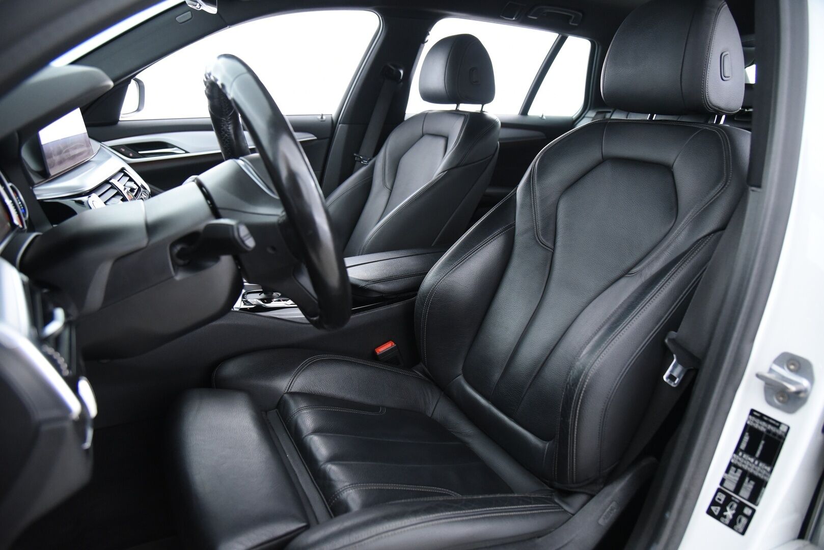 BMW 520 2019 G31 Touring 520d A xDrive Edition Comfort / M-sport ratti / Sporttinahat / Hifit / Prof. Navi / LED / P-kamera - 2.om Suomi-auto / Merkkiliikkeen huollot / Vakkari / Digimittaristo / Ratin lämmitin / Sähkötoiminen takaluukku / Ambient valaistus 