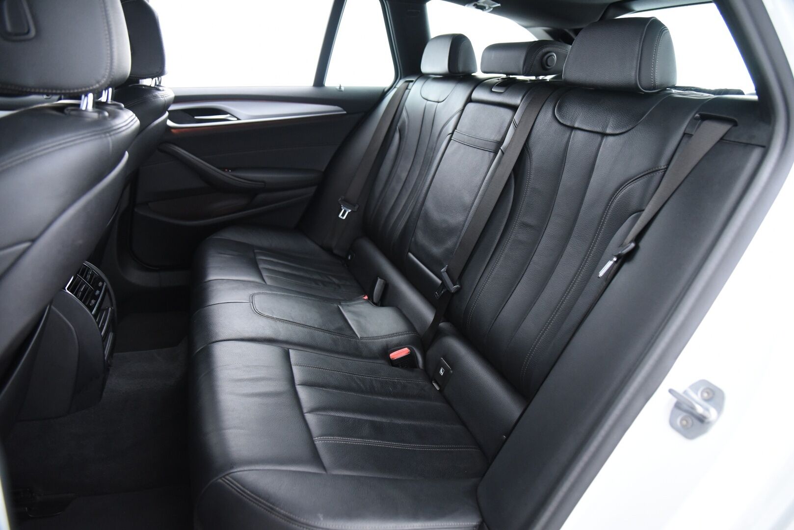 BMW 520 2019 G31 Touring 520d A xDrive Edition Comfort / M-sport ratti / Sporttinahat / Hifit / Prof. Navi / LED / P-kamera - 2.om Suomi-auto / Merkkiliikkeen huollot / Vakkari / Digimittaristo / Ratin lämmitin / Sähkötoiminen takaluukku / Ambient valaistus 