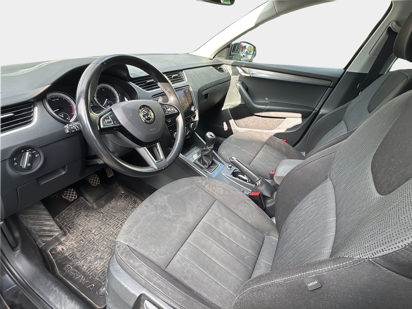 Skoda Octavia 2019 1,6 TDI Style - | Webasto | Keyless Go | Bliss | Vetokoukku | Penkinlämmittimet eessä ja takana |  Lämmitettävä tuulilasi | Kaukovaloautomatiikka |