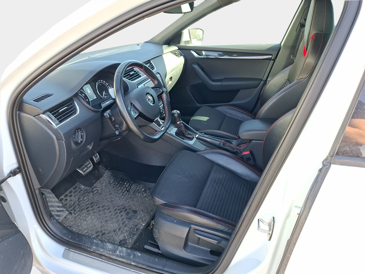 Skoda Octavia 2017 Combi 2,0 TSI RS DSG Autom. * Webasto / Adapt.Vakkari / Vetokoukku / Lämmitettävä Tuulilasi / Adapt.Xenon / Huippuvarusteltu! - Huippuvarusteet / Hyvin huollettu / Juuri tullut Tampereelle!