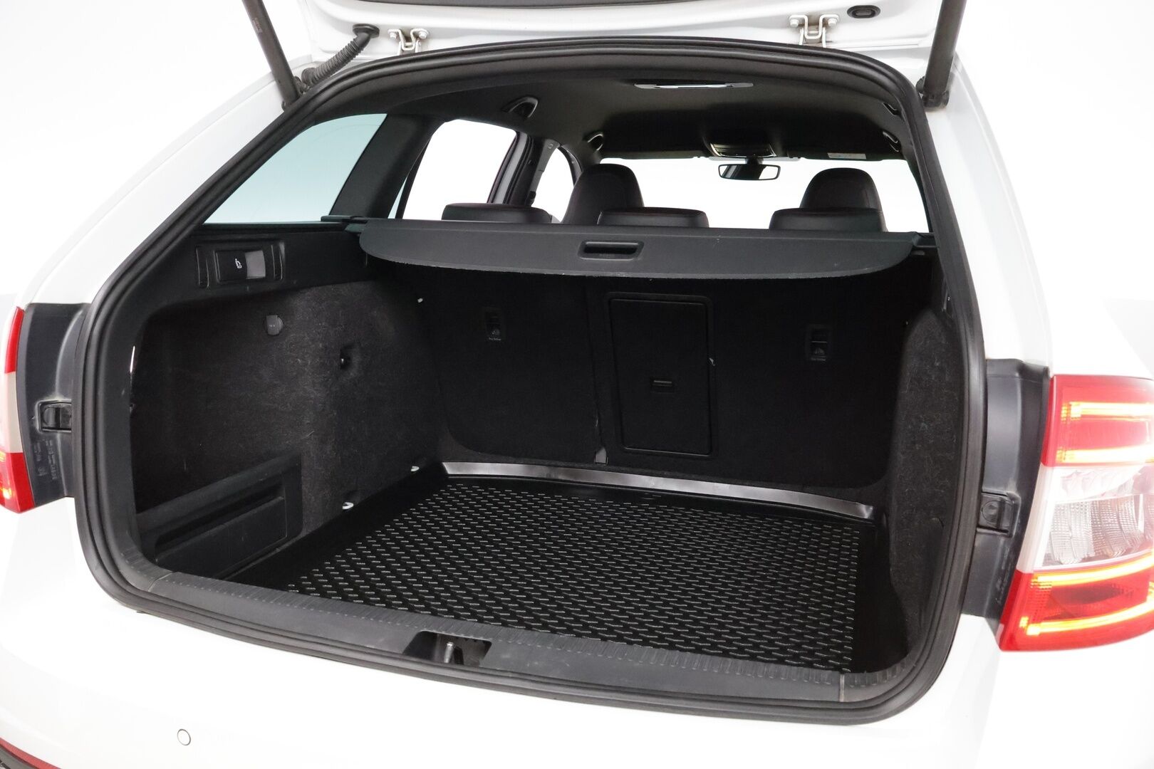 Skoda Octavia 2017 Combi 2,0 TSI RS DSG Autom - Webasto | Adapt.Vakkari | Vetokoukku | Lämmitettävä Tuulilasi | Adapt.Xenon | Huippuvarusteltu | Hyvin huollettu | Juuri tullut Tampereelle!