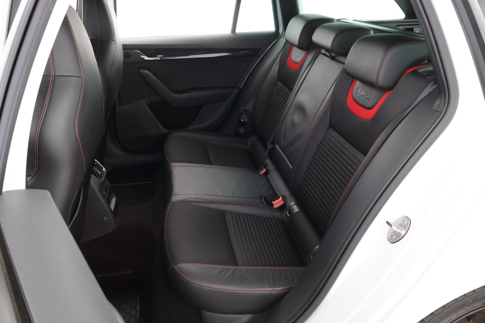 Skoda Octavia 2017 Combi 2,0 TSI RS DSG Autom - Webasto | Adapt.Vakkari | Vetokoukku | Lämmitettävä Tuulilasi | Adapt.Xenon | Huippuvarusteltu | Hyvin huollettu | Juuri tullut Tampereelle!