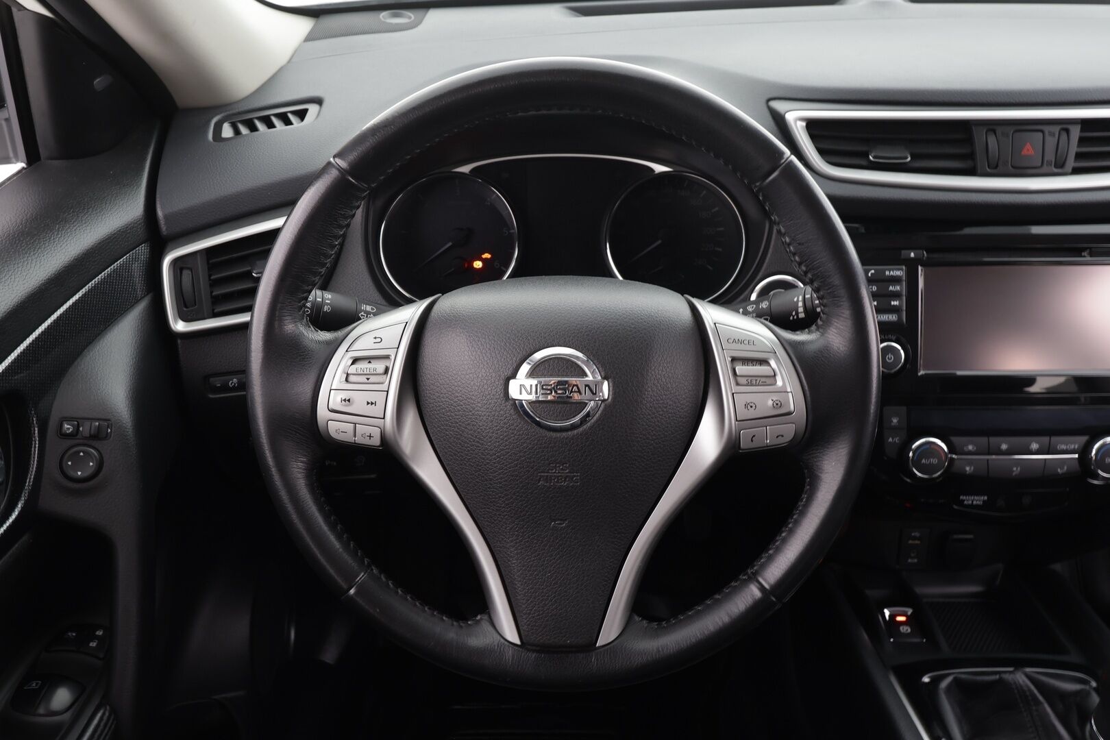 Nissan X-Trail 2017 dCi 130 Tekna 4WD 6 MT * Sisätilanlämmitin / Kaistavahti / Navi / Katveavustin / 360° / LED / Koukku / Nahkaverhoilu * - KeylessGO / Suomi-auto 