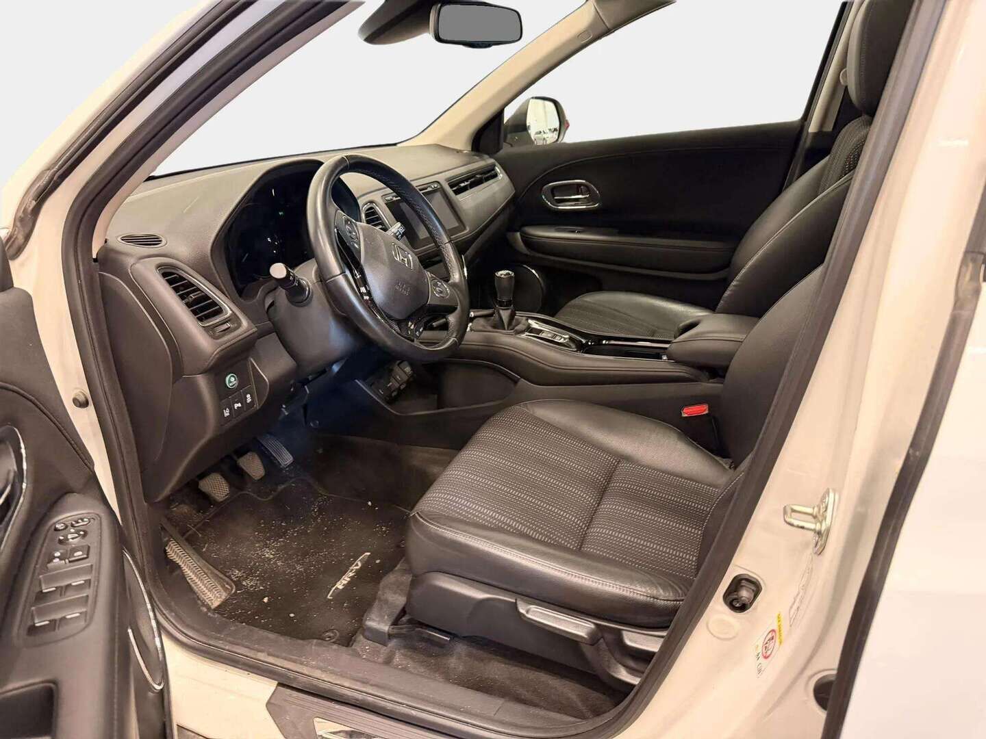 Honda HR-V 2017 1,5 Executive - | Suomi-auto | Lohko + sisäp | Panorama | P.kamera | Kessy | Tutkat | 2X Renkaat & Vanteet | 