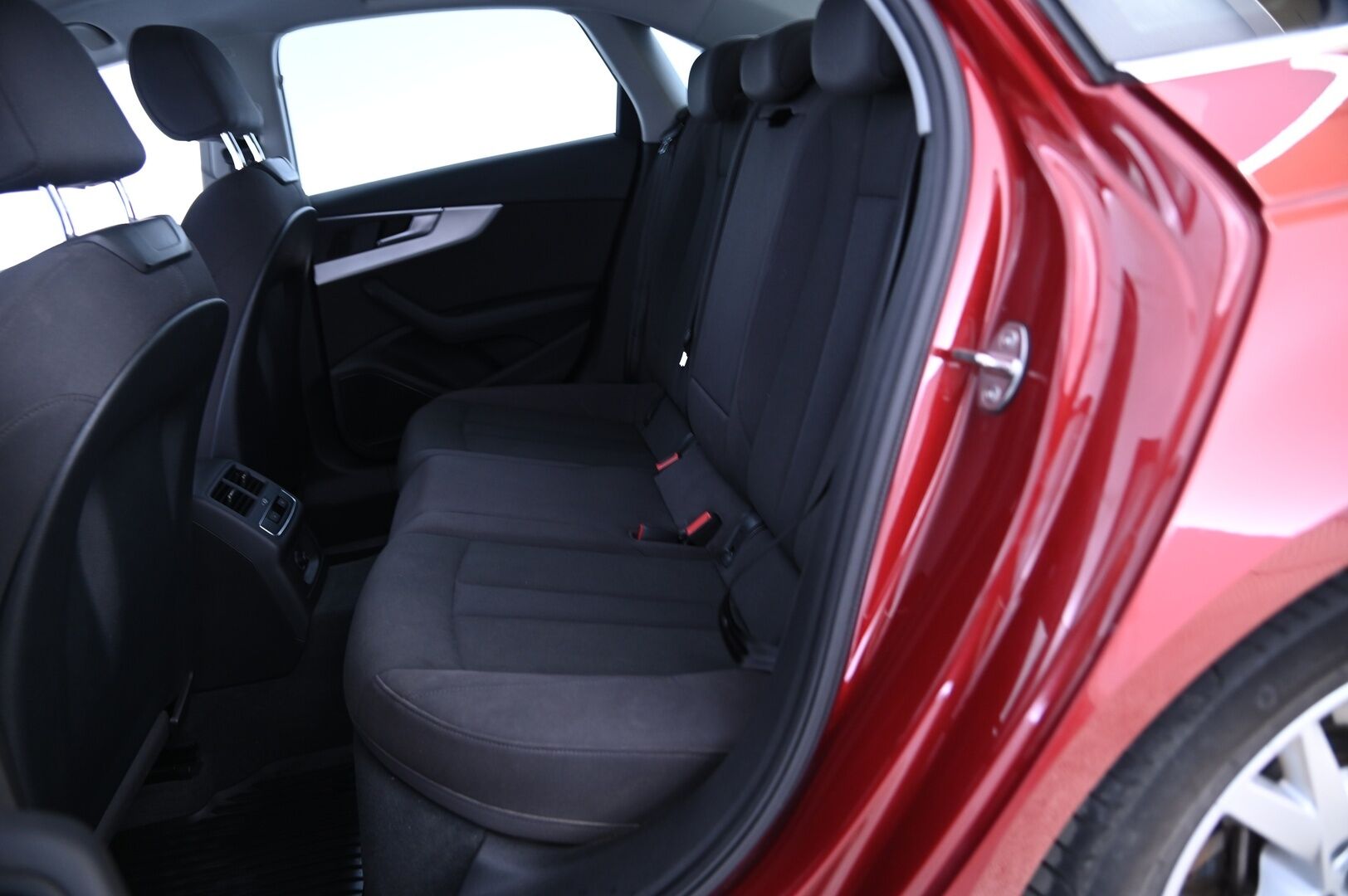 Audi A4 2017 Sedan Land of quattro 2,0 TDI 140 kW quattro S tronic - HUIPPUVARUSTEET! / Webasto / Vetokoukku / Matrix LED / Bang&Olyfsen / Sporttipenkit 