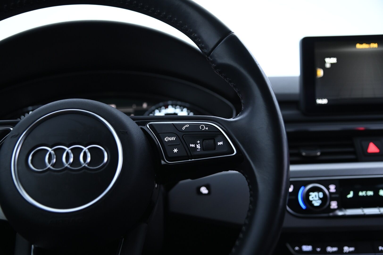 Audi A4 2017 Sedan Land of quattro 2,0 TDI 140 kW quattro S tronic - HUIPPUVARUSTEET! / Webasto / Vetokoukku / Matrix LED / Bang&Olyfsen / Sporttipenkit 