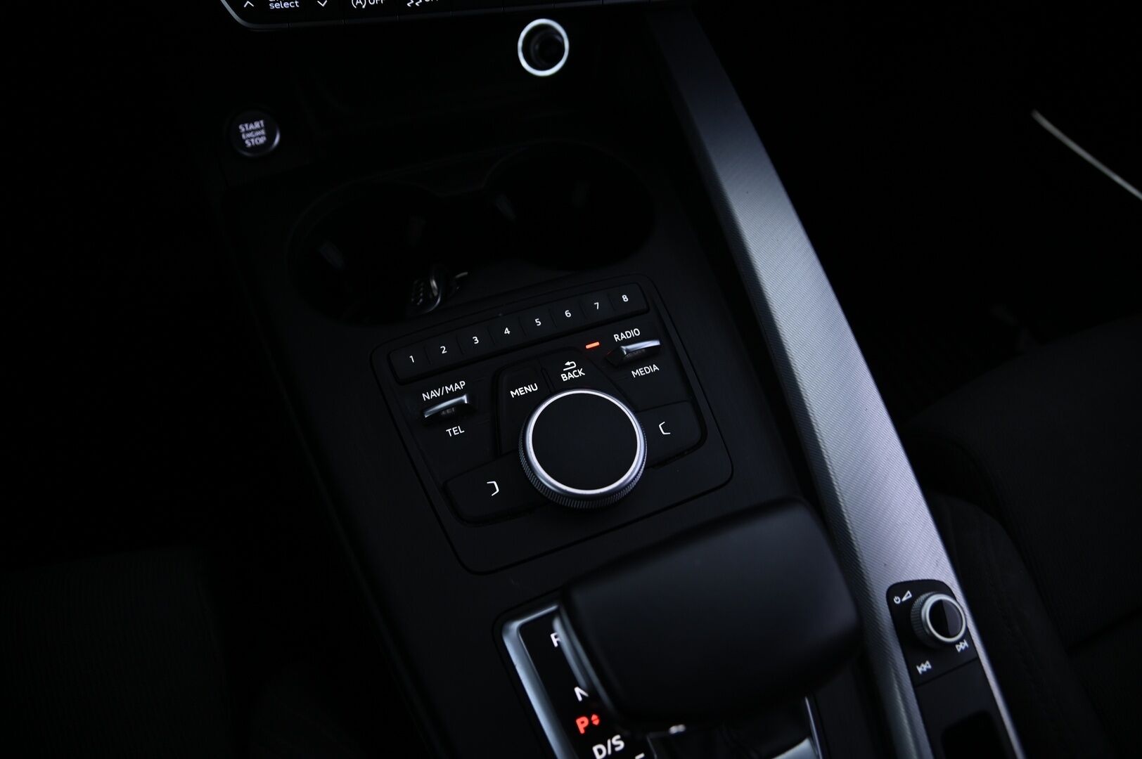 Audi A4 2017 Sedan Land of quattro 2,0 TDI 140 kW quattro S tronic - HUIPPUVARUSTEET! / Webasto / Vetokoukku / Matrix LED / Bang&Olyfsen / Sporttipenkit 