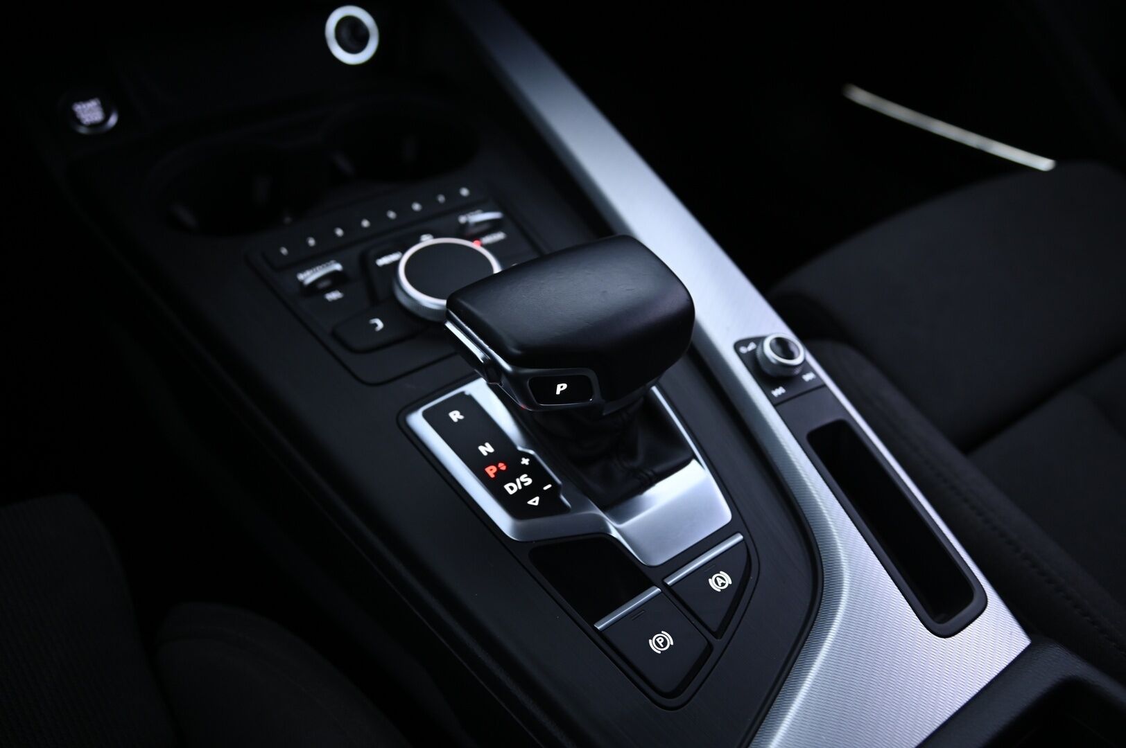 Audi A4 2017 Sedan Land of quattro 2,0 TDI 140 kW quattro S tronic - HUIPPUVARUSTEET! / Webasto / Vetokoukku / Matrix LED / Bang&Olyfsen / Sporttipenkit 