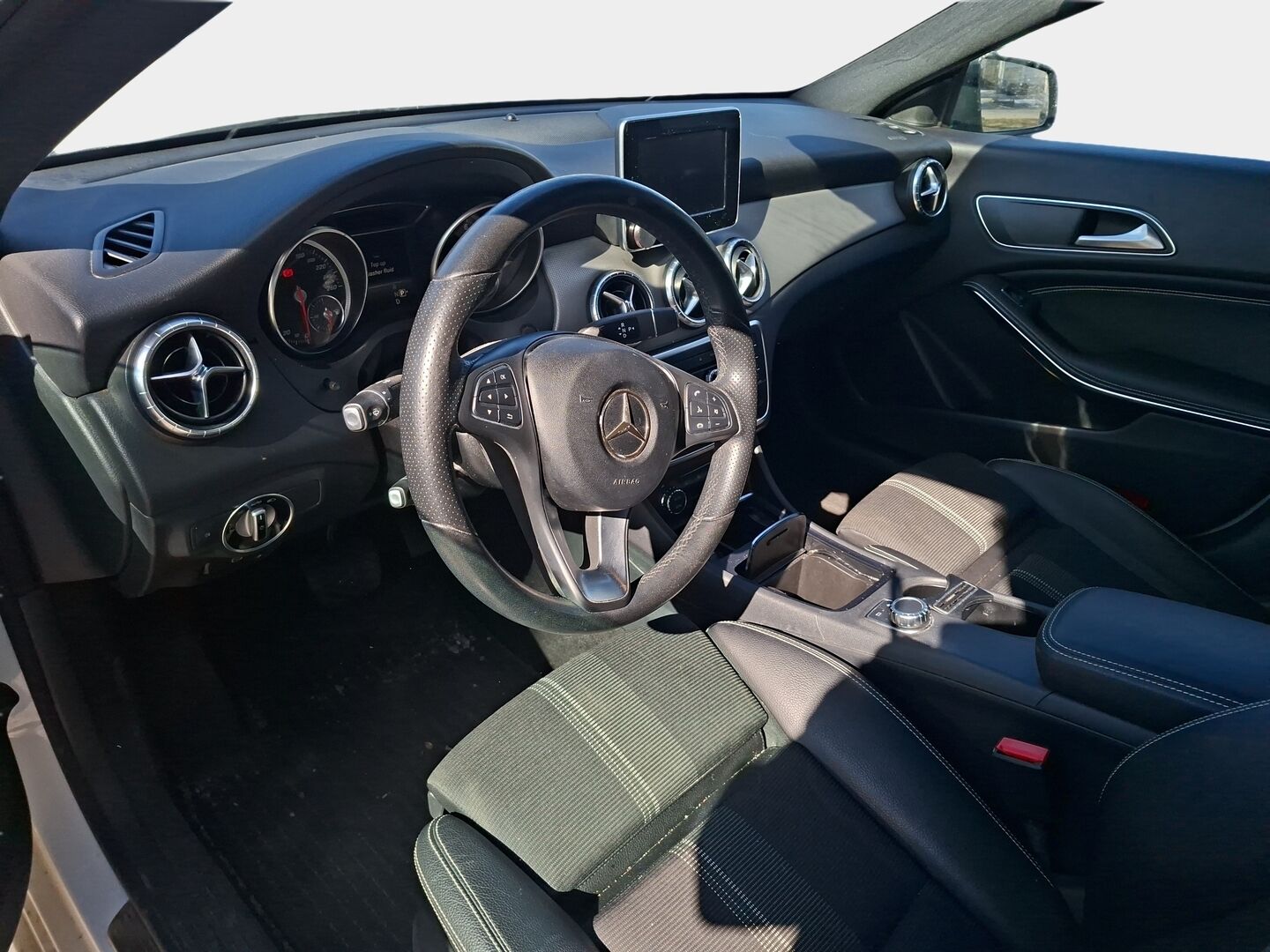 Mercedes-Benz CLA 2017 200 A Premium Business *Vakkari / Sporttipenkit / Lohko.S.Pistoke / P.kamera / LED* - Upeat vanteet hyvillä renkailla! / Hiljattain huollettu! / Juuri leimattu - HULLUT AVAJAISHULINAT KORKOTARJOUS 3,29 %