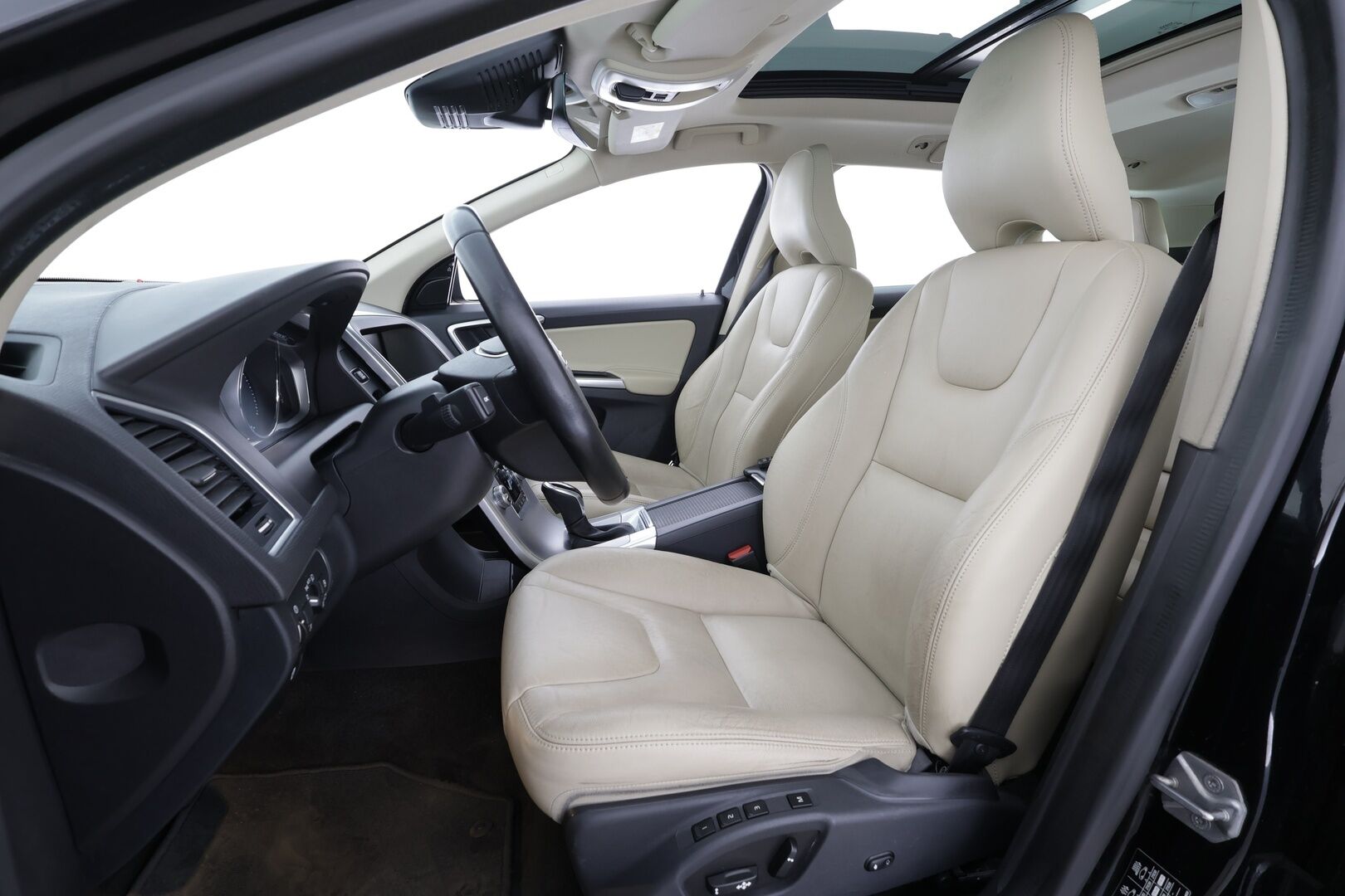 Volvo XC60 2017 D4 Classic Summum aut * ACC / Webasto / Sähköistuin muistilla / Kattoluukku / High performance / P.tutkat / Xenon * - Suomi-auto / 1.OM / Merkkihuollettu / Kahdet renkaat 