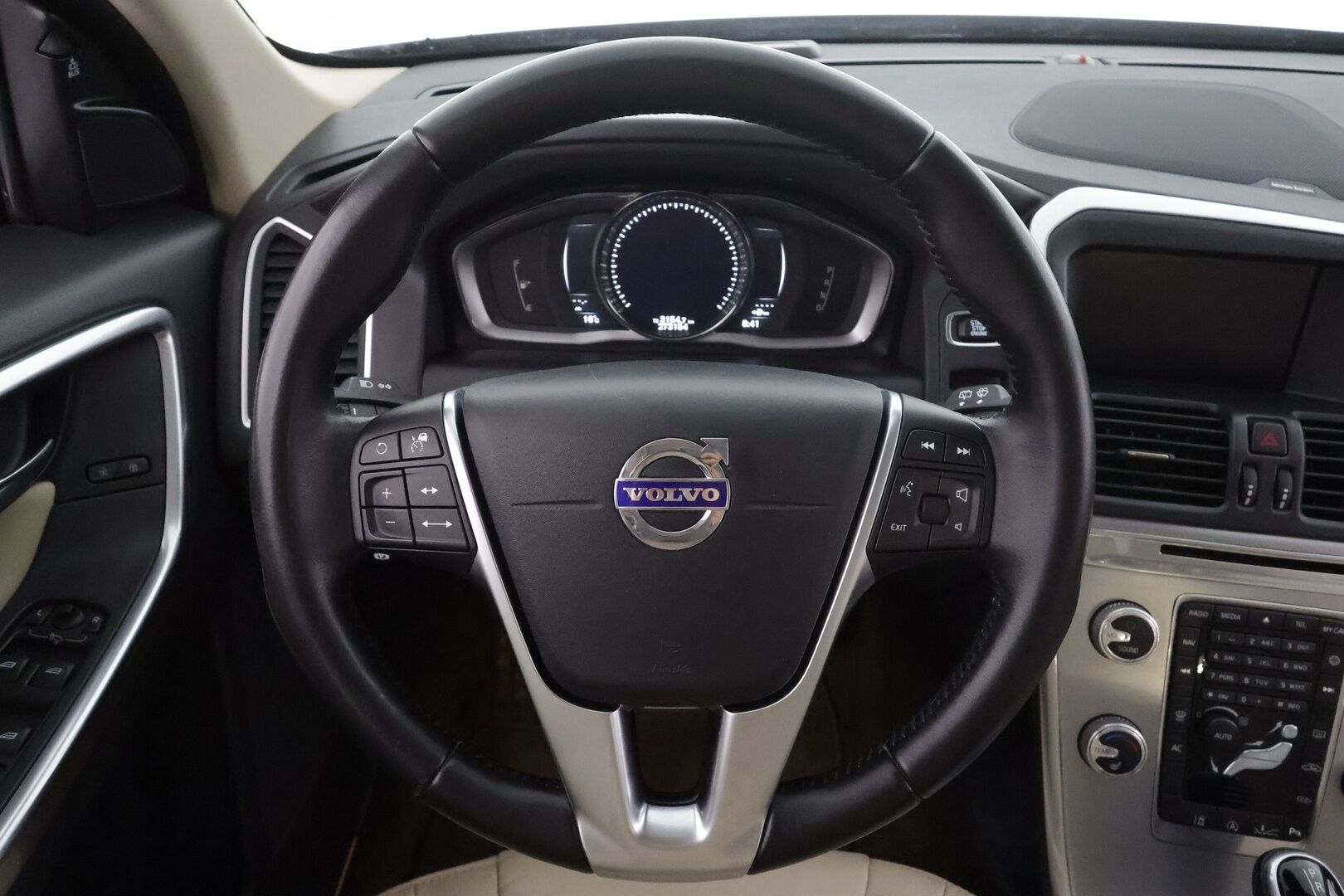 Volvo XC60 2017 D4 Classic Summum aut * ACC / Webasto / Sähköistuin muistilla / Kattoluukku / High performance / P.tutkat / Xenon * - Suomi-auto / 1.OM / Merkkihuollettu / Kahdet renkaat 