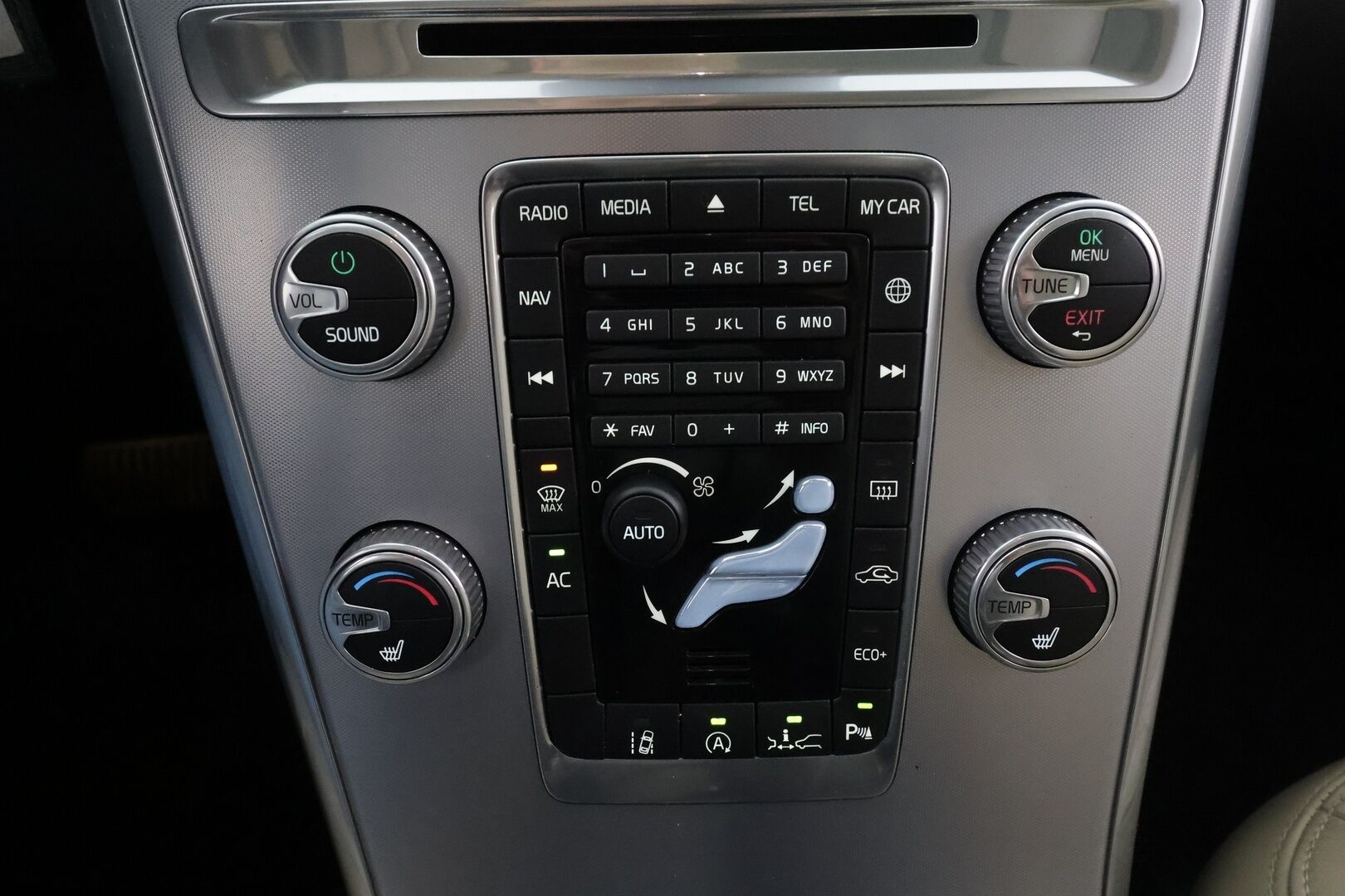 Volvo XC60 2017 D4 Classic Summum aut * ACC / Webasto / Sähköistuin muistilla / Kattoluukku / High performance / P.tutkat / Xenon * - Suomi-auto / 1.OM / Merkkihuollettu / Kahdet renkaat 