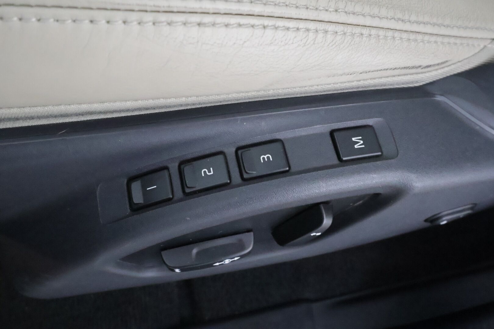 Volvo XC60 2017 D4 Classic Summum aut * ACC / Webasto / Sähköistuin muistilla / Kattoluukku / High performance / P.tutkat / Xenon * - Suomi-auto / 1.OM / Merkkihuollettu / Kahdet renkaat 