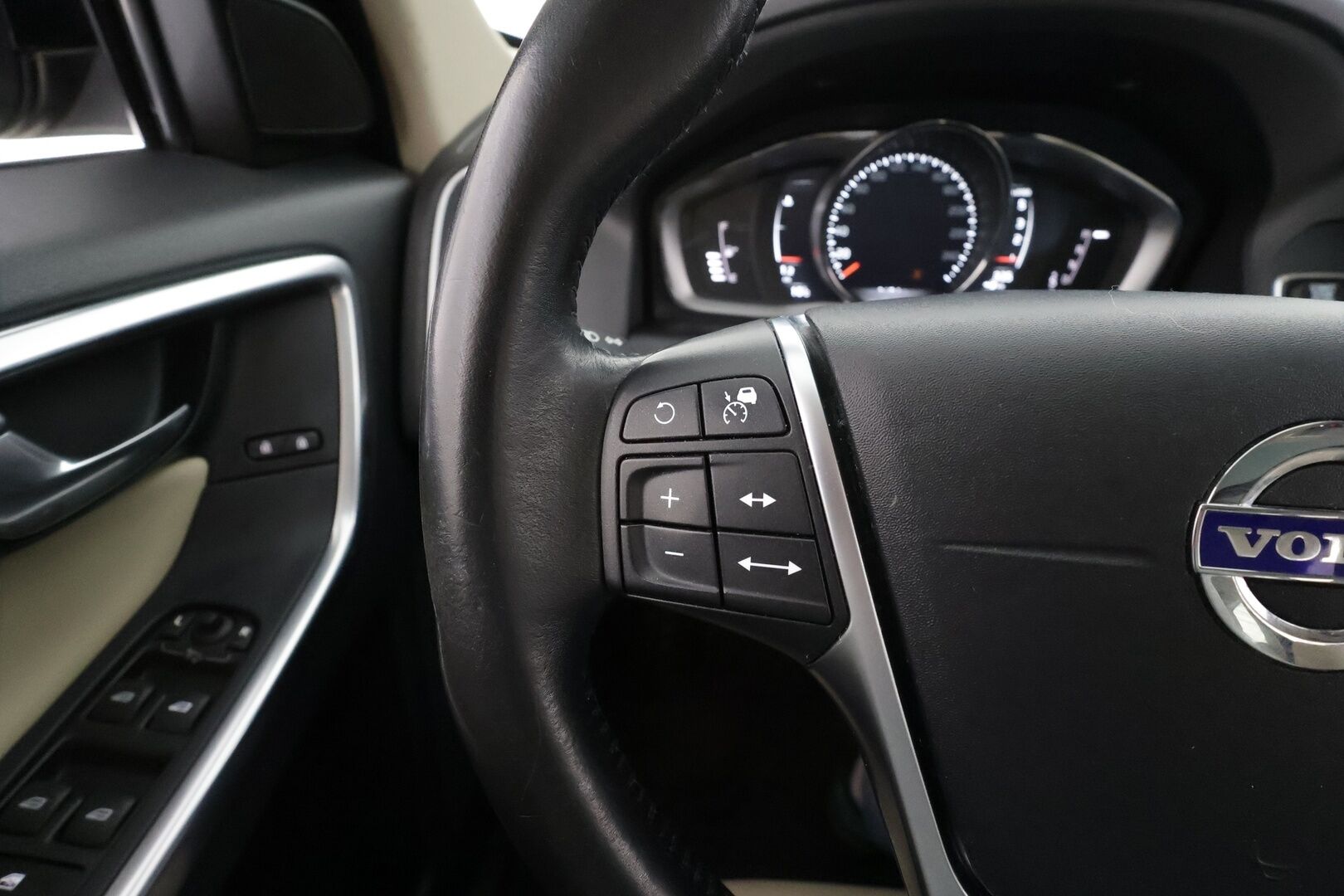 Volvo XC60 2017 D4 Classic Summum aut * ACC / Webasto / Sähköistuin muistilla / Kattoluukku / High performance / P.tutkat / Xenon * - Suomi-auto / 1.OM / Merkkihuollettu / Kahdet renkaat 