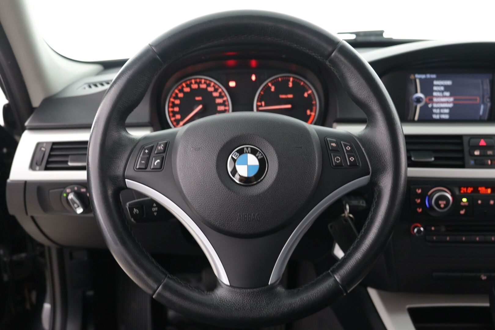 BMW 320 2011 A E91 Touring Limited Business Edition / LCI / KOUKKU! / LOHKO+SISÄ! /*- YritysOutlet - Myydään vain yrityksille -* - Siisti! / Nelikko! / Koukku! / Vakkari! / Lohko+ sisä! /