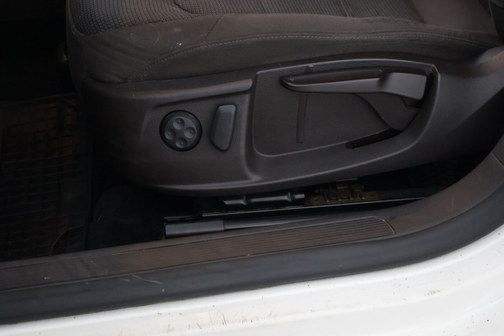 Volkswagen Passat 2012 Variant Comfortline 1,6 TDI 77 kW * YritysOutlet - Myydään vain yrityksille / Webasto / Vakkari / Vetokoukku / Sähkökontti * - * Tämä auto myydään YritysOutlet -valikoimasta vain yritykselle / Kahdet renkaat omilla alumiinivanteilla! *