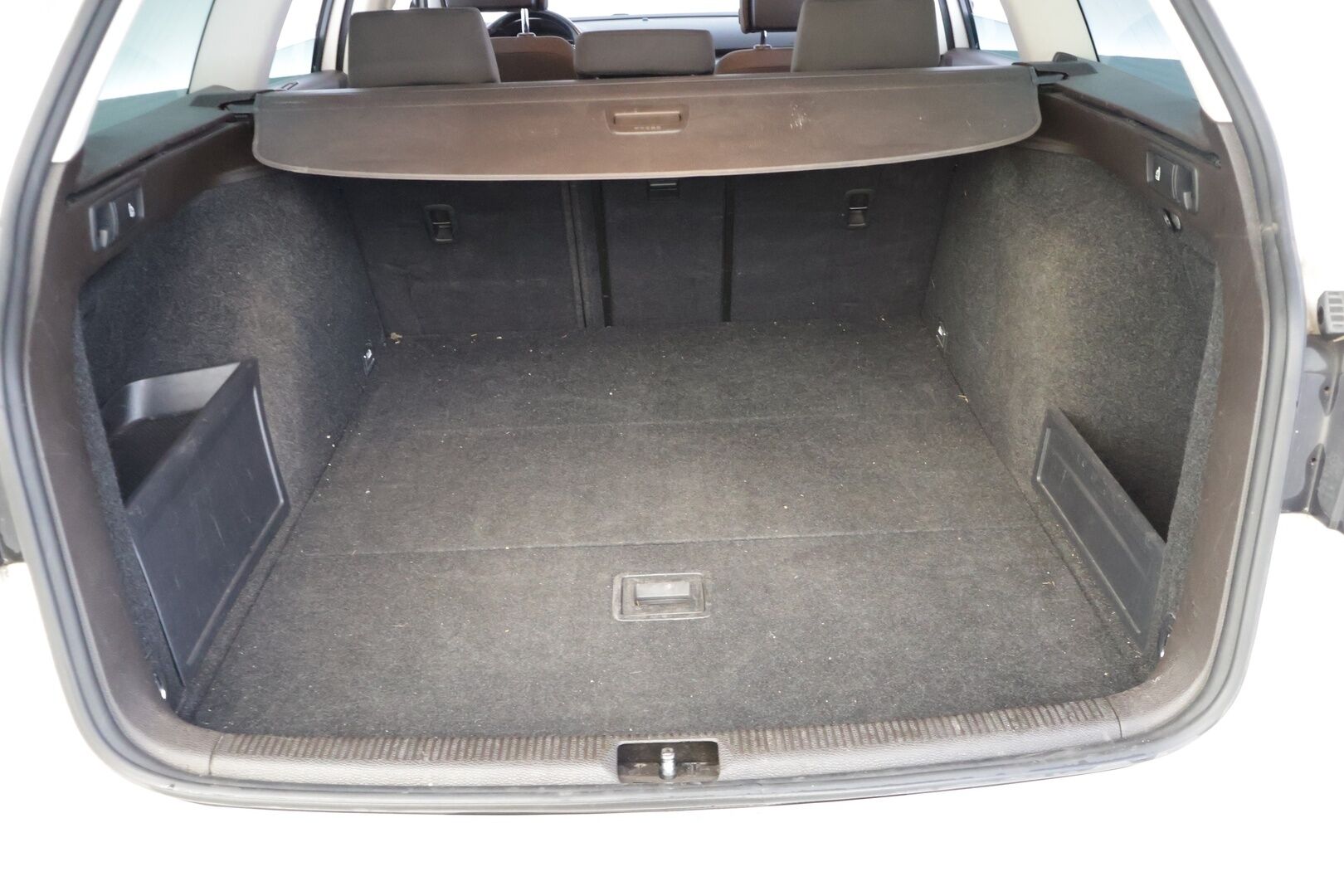 Volkswagen Passat 2012 Variant Comfortline 1,6 TDI 77 kW * YritysOutlet - Myydään vain yrityksille / Webasto / Vakkari / Vetokoukku / Sähkökontti * - * Tämä auto myydään YritysOutlet -valikoimasta vain yritykselle / Kahdet renkaat omilla alumiinivanteilla! *