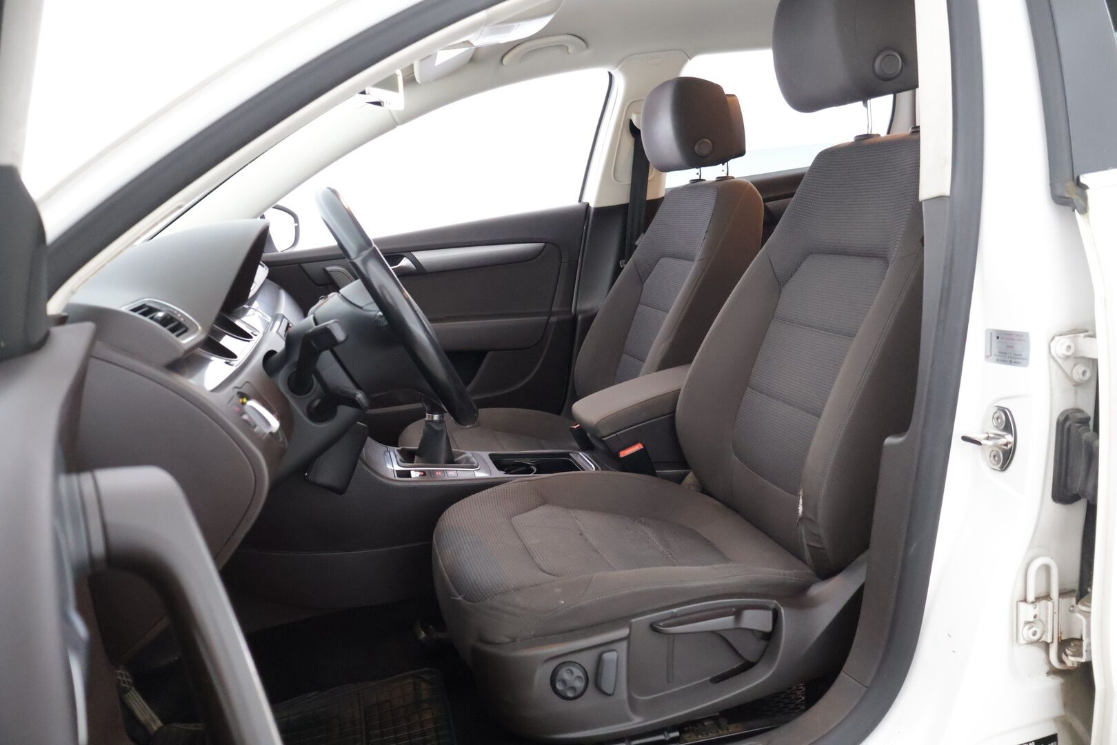 Volkswagen Passat 2012 Variant Comfortline 1,6 TDI 77 kW * YritysOutlet - Myydään vain yrityksille / Webasto / Vakkari / Vetokoukku / Sähkökontti * - * Tämä auto myydään YritysOutlet -valikoimasta vain yritykselle / Kahdet renkaat omilla alumiinivanteilla! *
