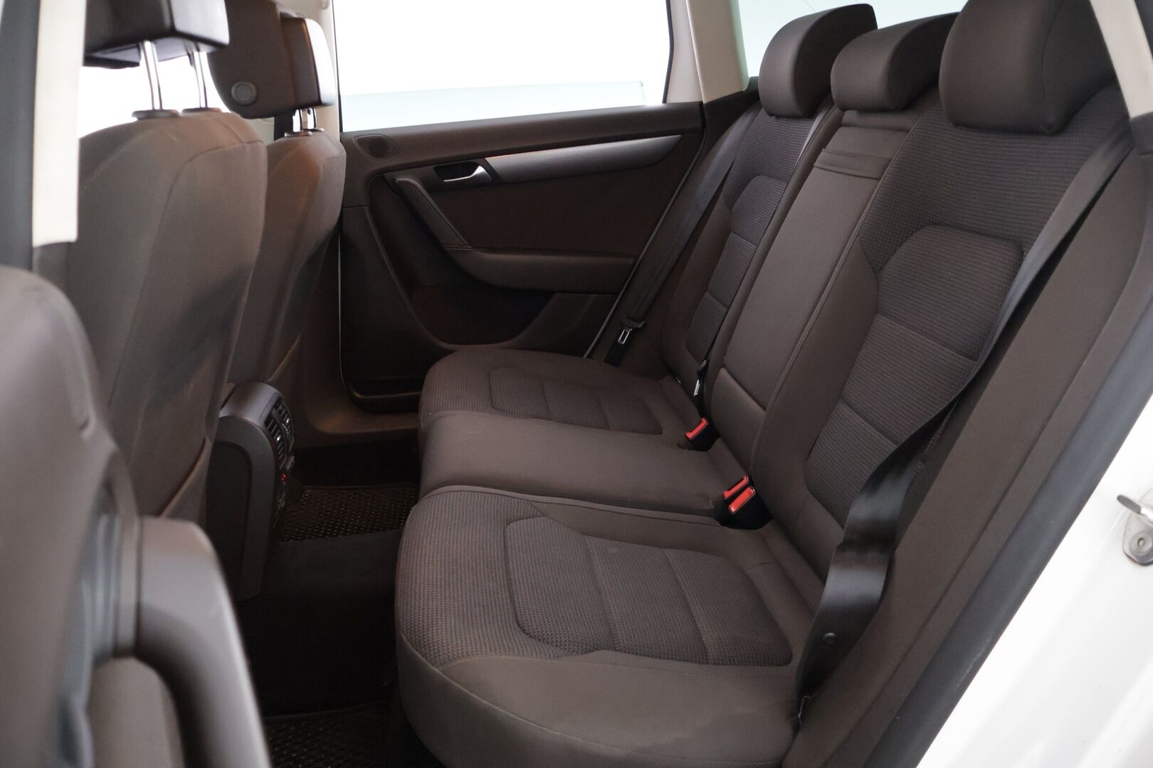 Volkswagen Passat 2012 Variant Comfortline 1,6 TDI 77 kW * YritysOutlet - Myydään vain yrityksille / Webasto / Vakkari / Vetokoukku / Sähkökontti * - * Tämä auto myydään YritysOutlet -valikoimasta vain yritykselle / Kahdet renkaat omilla alumiinivanteilla! *