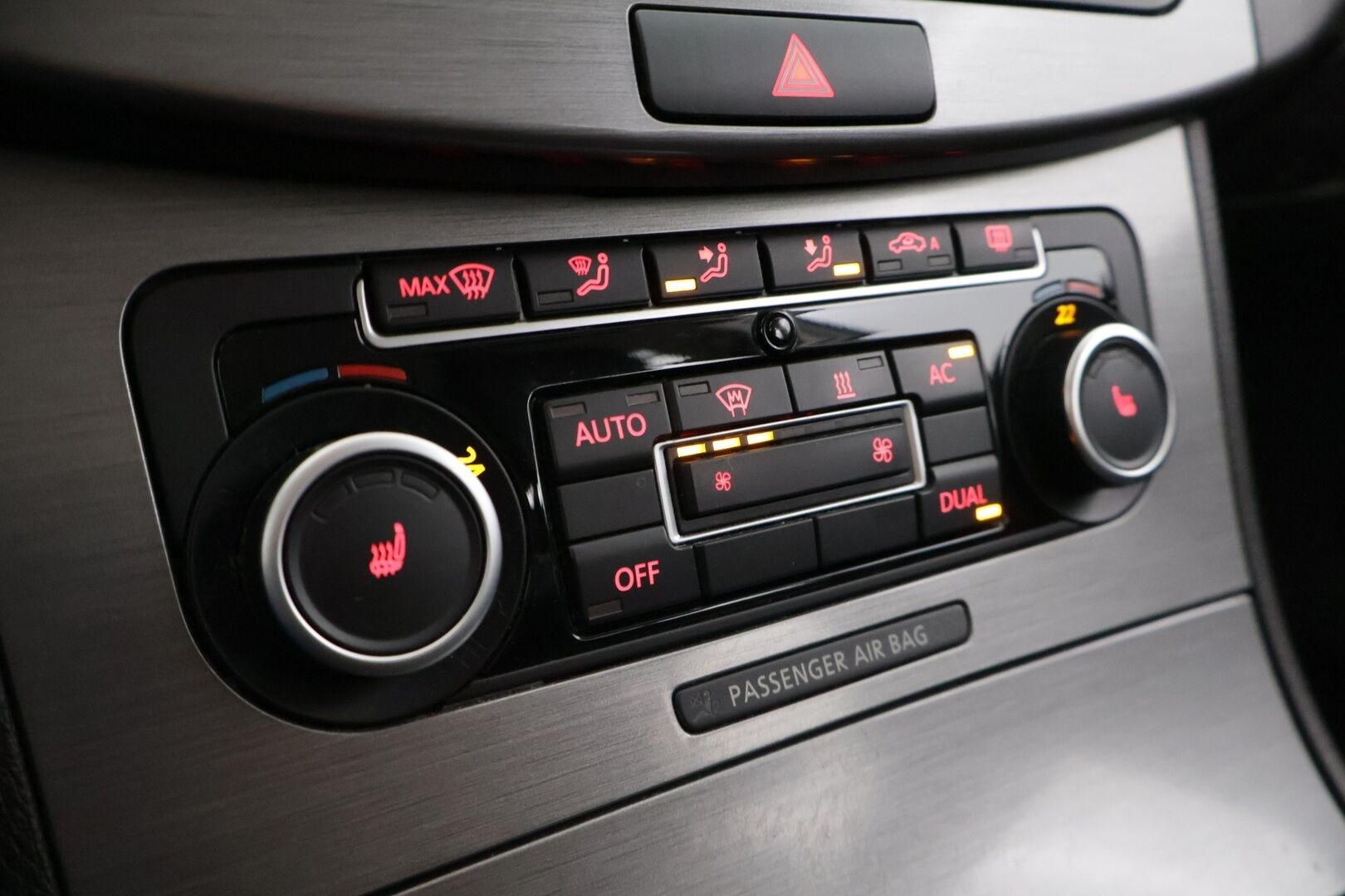 Volkswagen Passat 2012 Variant Comfortline 1,6 TDI 77 kW * YritysOutlet - Myydään vain yrityksille / Webasto / Vakkari / Vetokoukku / Sähkökontti * - * Tämä auto myydään YritysOutlet -valikoimasta vain yritykselle / Kahdet renkaat omilla alumiinivanteilla! *