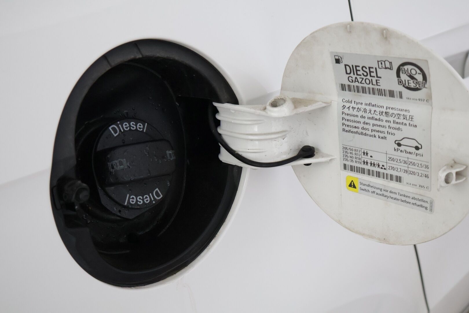 Volkswagen Passat 2012 Variant Comfortline 1,6 TDI 77 kW * YritysOutlet - Myydään vain yrityksille / Webasto / Vakkari / Vetokoukku / Sähkökontti * - * Tämä auto myydään YritysOutlet -valikoimasta vain yritykselle / Kahdet renkaat omilla alumiinivanteilla! *