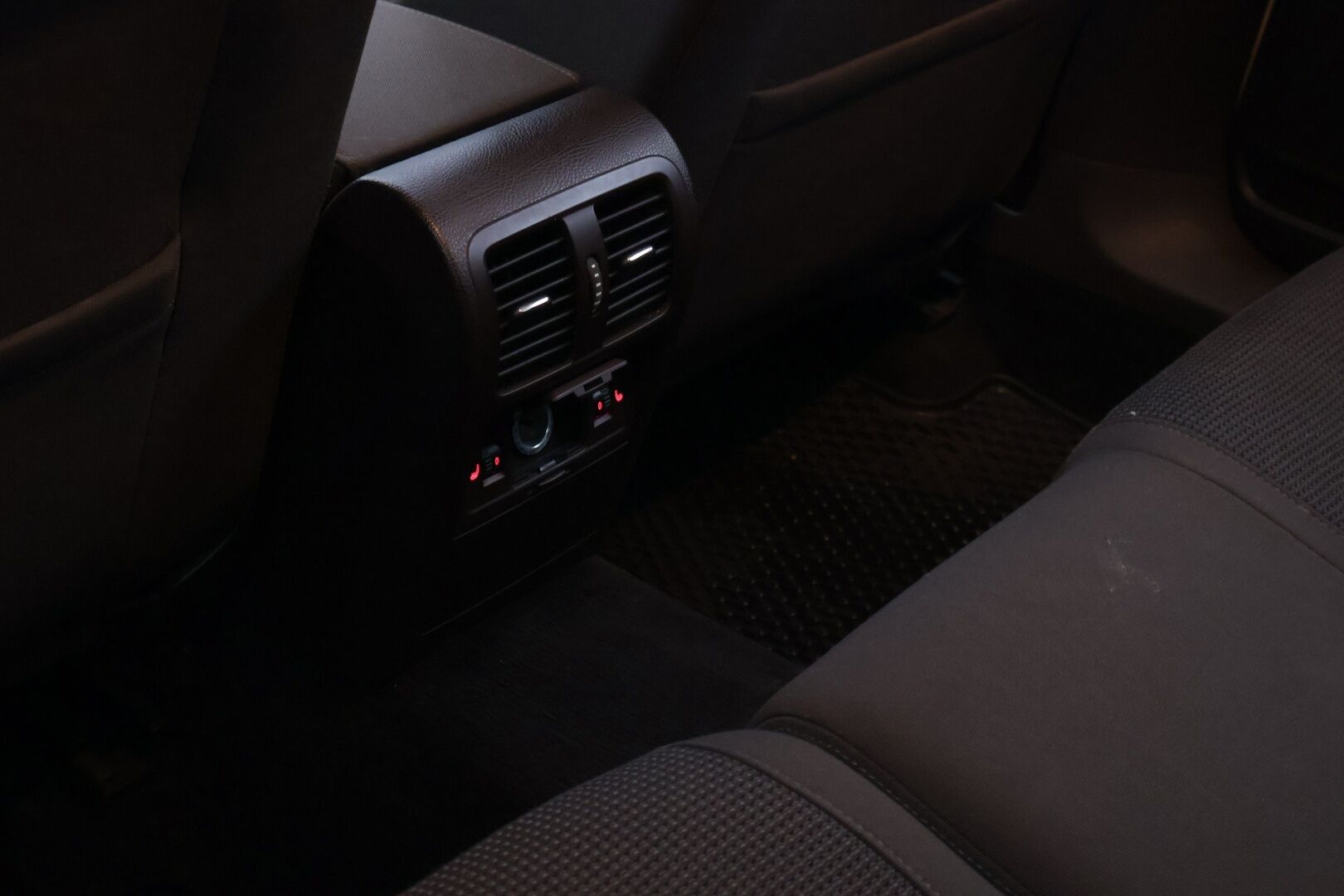 Volkswagen Passat 2012 Variant Comfortline 1,6 TDI 77 kW * YritysOutlet - Myydään vain yrityksille / Webasto / Vakkari / Vetokoukku / Sähkökontti * - * Tämä auto myydään YritysOutlet -valikoimasta vain yritykselle / Kahdet renkaat omilla alumiinivanteilla! *