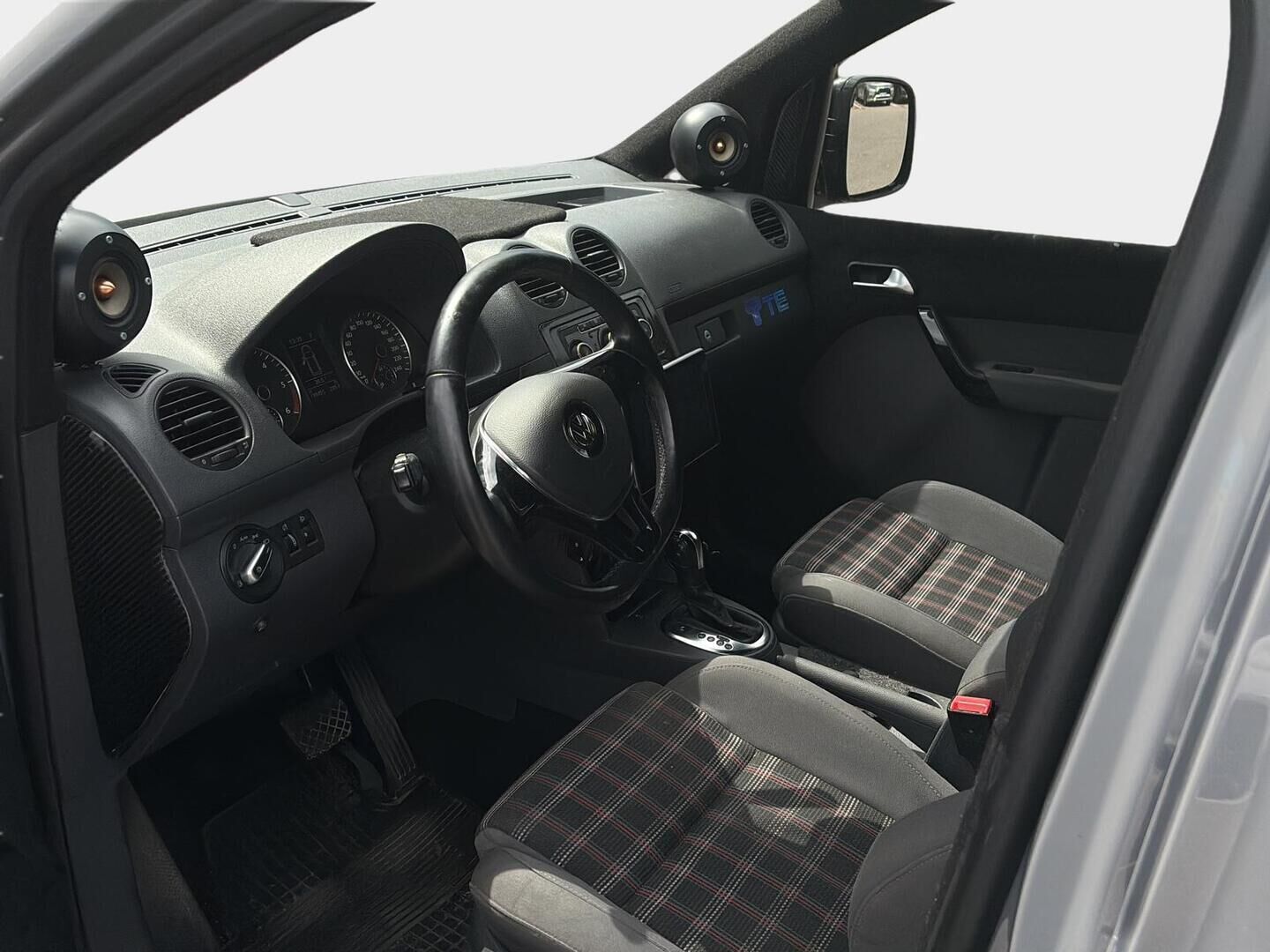 Volkswagen Caddy 2012 Trendline 1,6 TDI 75 kW DSG - Vakkari | Hifit | Koukku | Sporttipenkit | MOMO vanteet | LED-Lisävalo