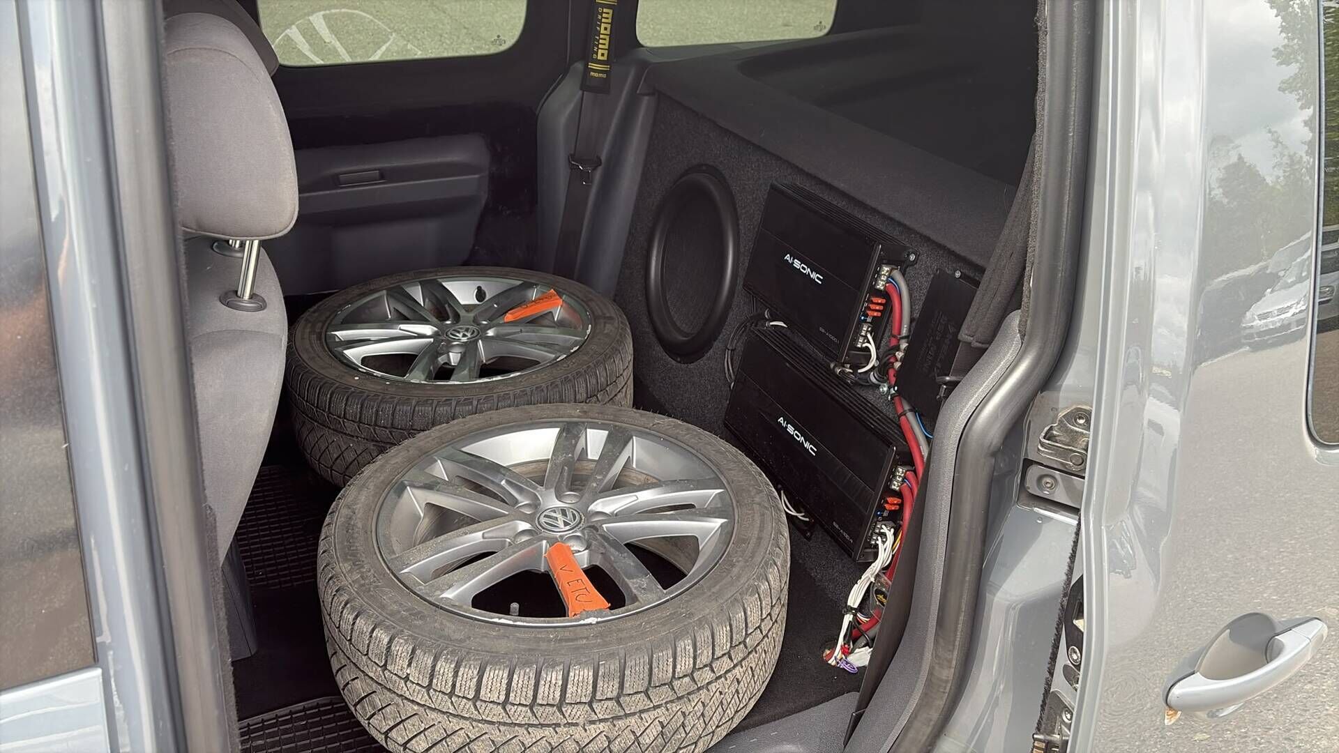Volkswagen Caddy 2012 Trendline 1,6 TDI 75 kW DSG - Vakkari | Hifit | Koukku | Sporttipenkit | MOMO vanteet | LED-Lisävalo