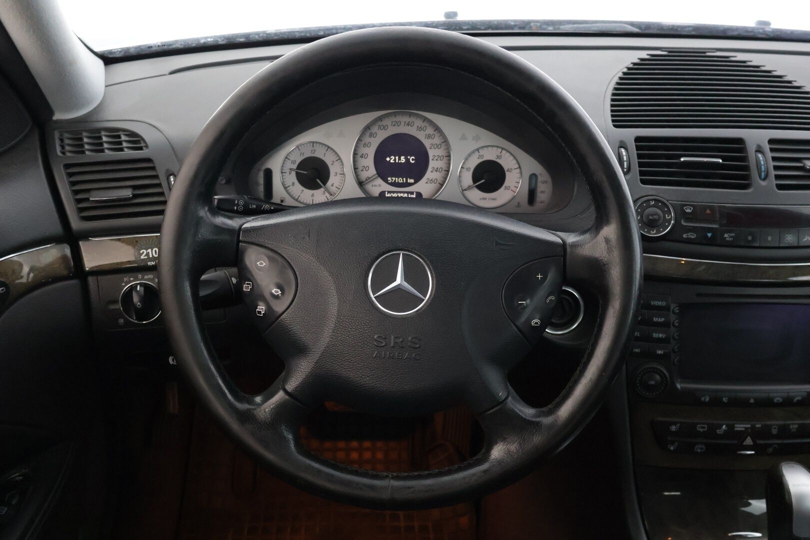 Mercedes-Benz E 2004 320 CDI A Avantgarde T * HUIPPUVARUSTELTU / ILMASTOIDUT NAHKAPENKIT / HARMAN KARDON / VAKKARI * YritysOutlet - Myydään vain yrityksille * - Tämä auto myydään YritysOutlet -valikoimasta vain yritykselle
