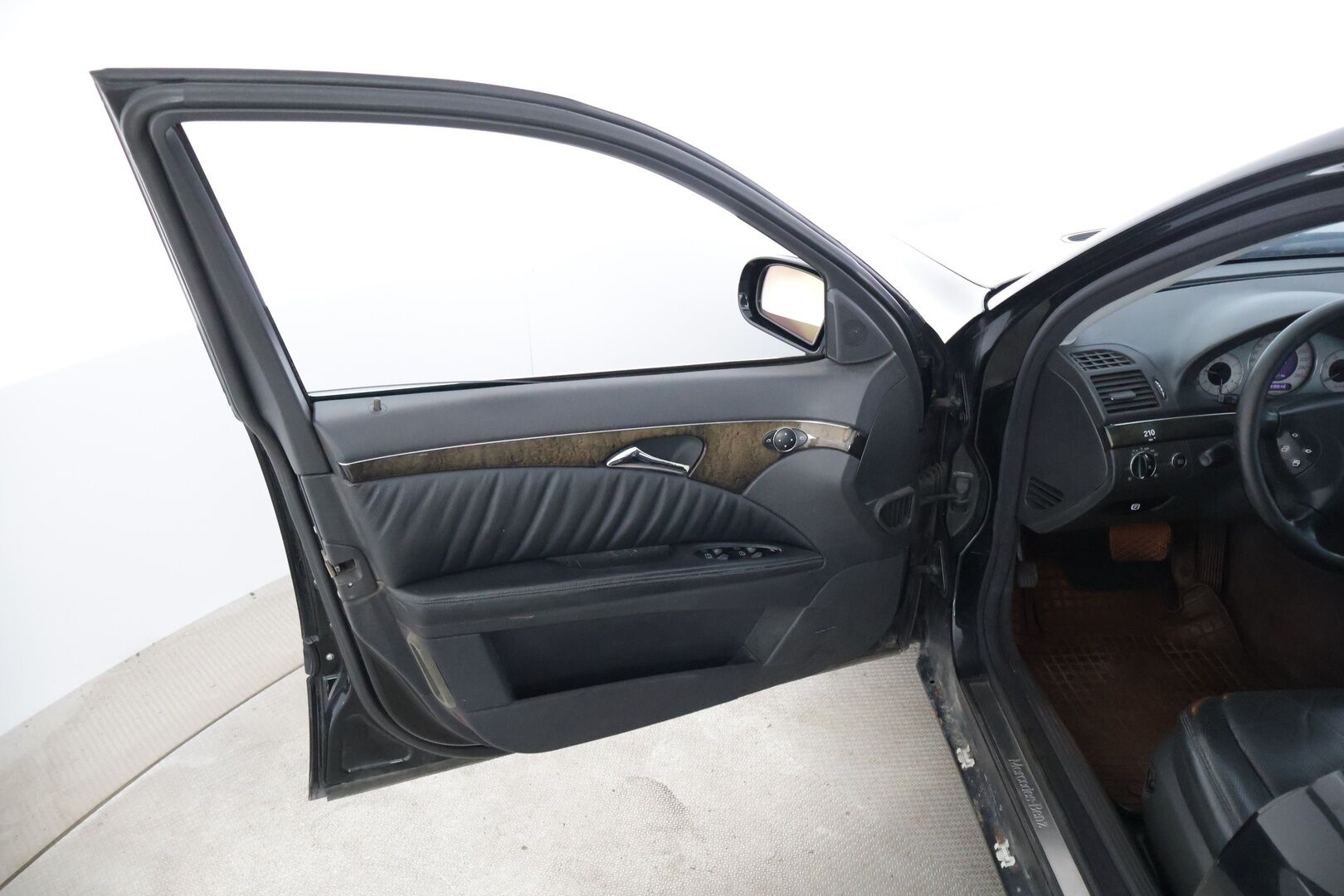 Mercedes-Benz E 2004 320 CDI A Avantgarde T * HUIPPUVARUSTELTU / ILMASTOIDUT NAHKAPENKIT / HARMAN KARDON / VAKKARI * YritysOutlet - Myydään vain yrityksille * - Tämä auto myydään YritysOutlet -valikoimasta vain yritykselle
