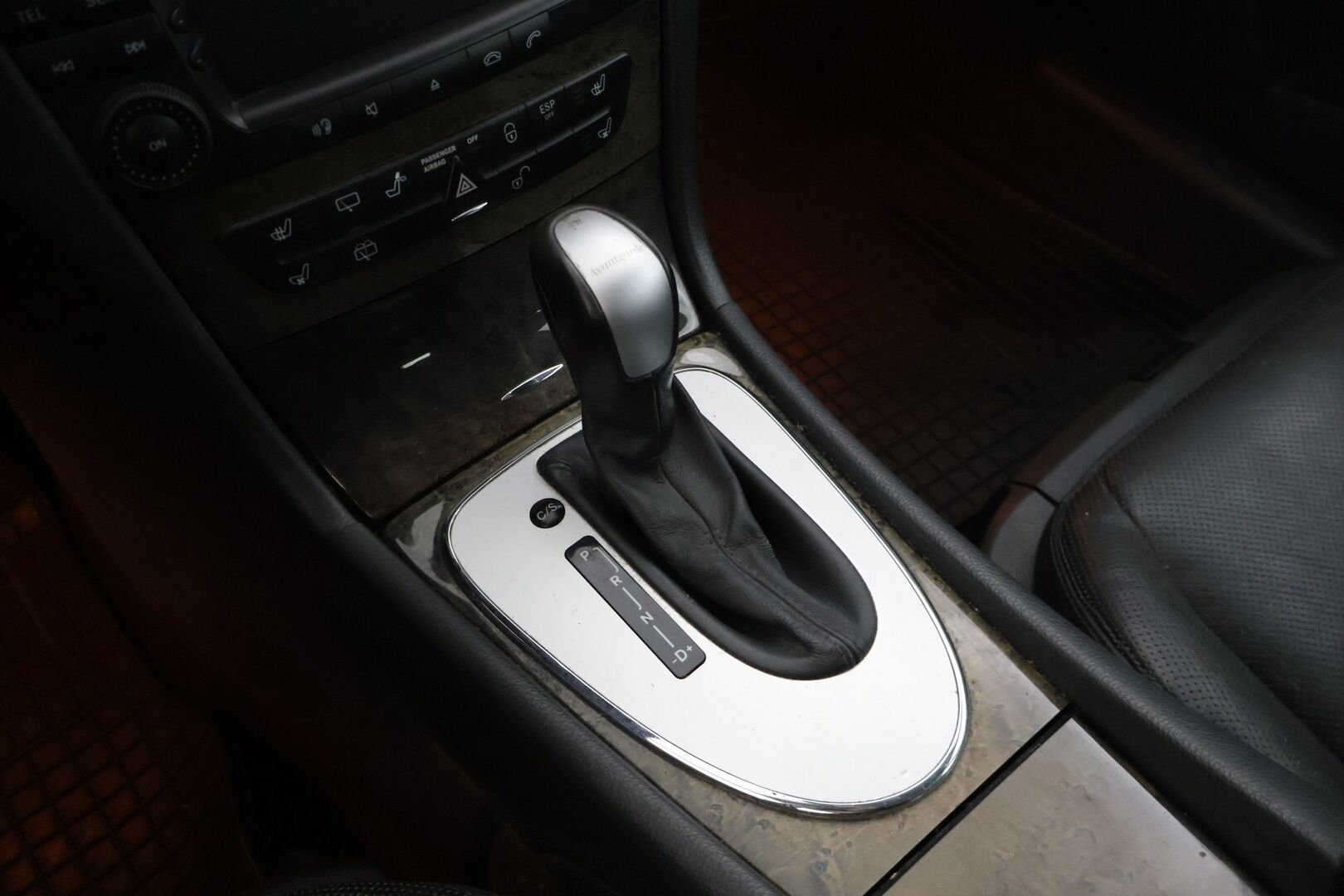 Mercedes-Benz E 2004 320 CDI A Avantgarde T * HUIPPUVARUSTELTU / ILMASTOIDUT NAHKAPENKIT / HARMAN KARDON / VAKKARI * YritysOutlet - Myydään vain yrityksille * - Tämä auto myydään YritysOutlet -valikoimasta vain yritykselle