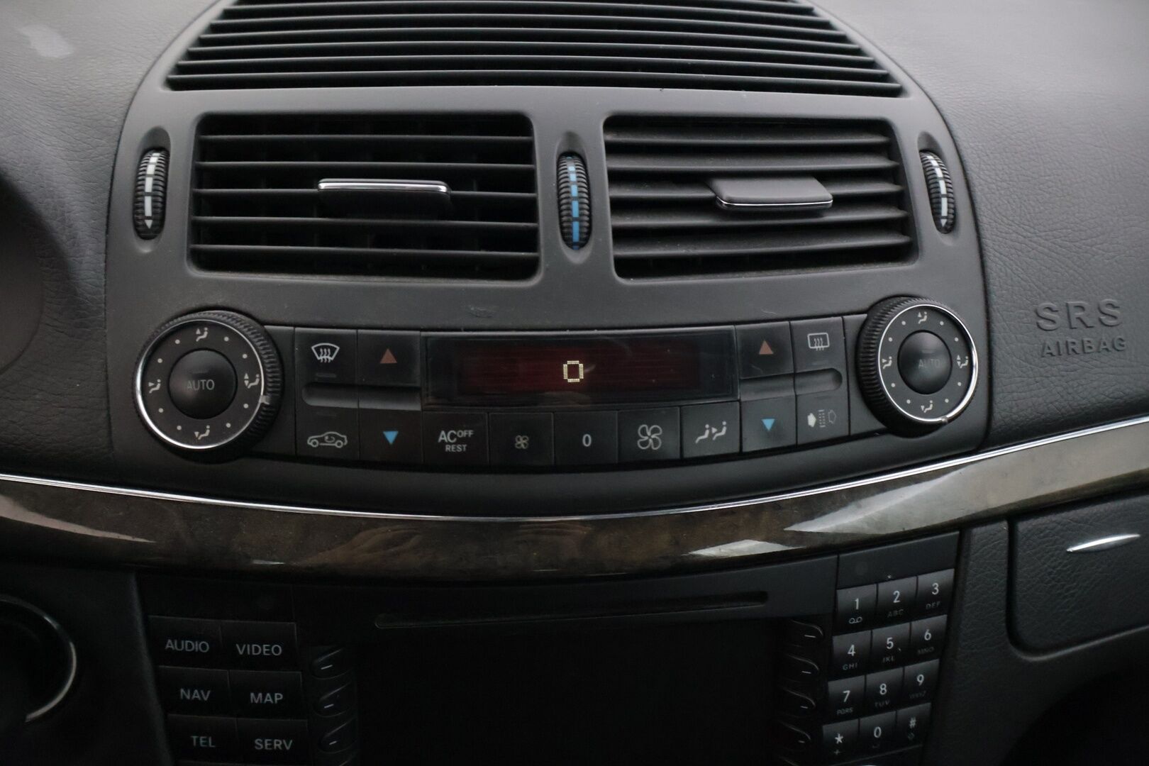 Mercedes-Benz E 2004 320 CDI A Avantgarde T * HUIPPUVARUSTELTU / ILMASTOIDUT NAHKAPENKIT / HARMAN KARDON / VAKKARI * YritysOutlet - Myydään vain yrityksille * - Tämä auto myydään YritysOutlet -valikoimasta vain yritykselle