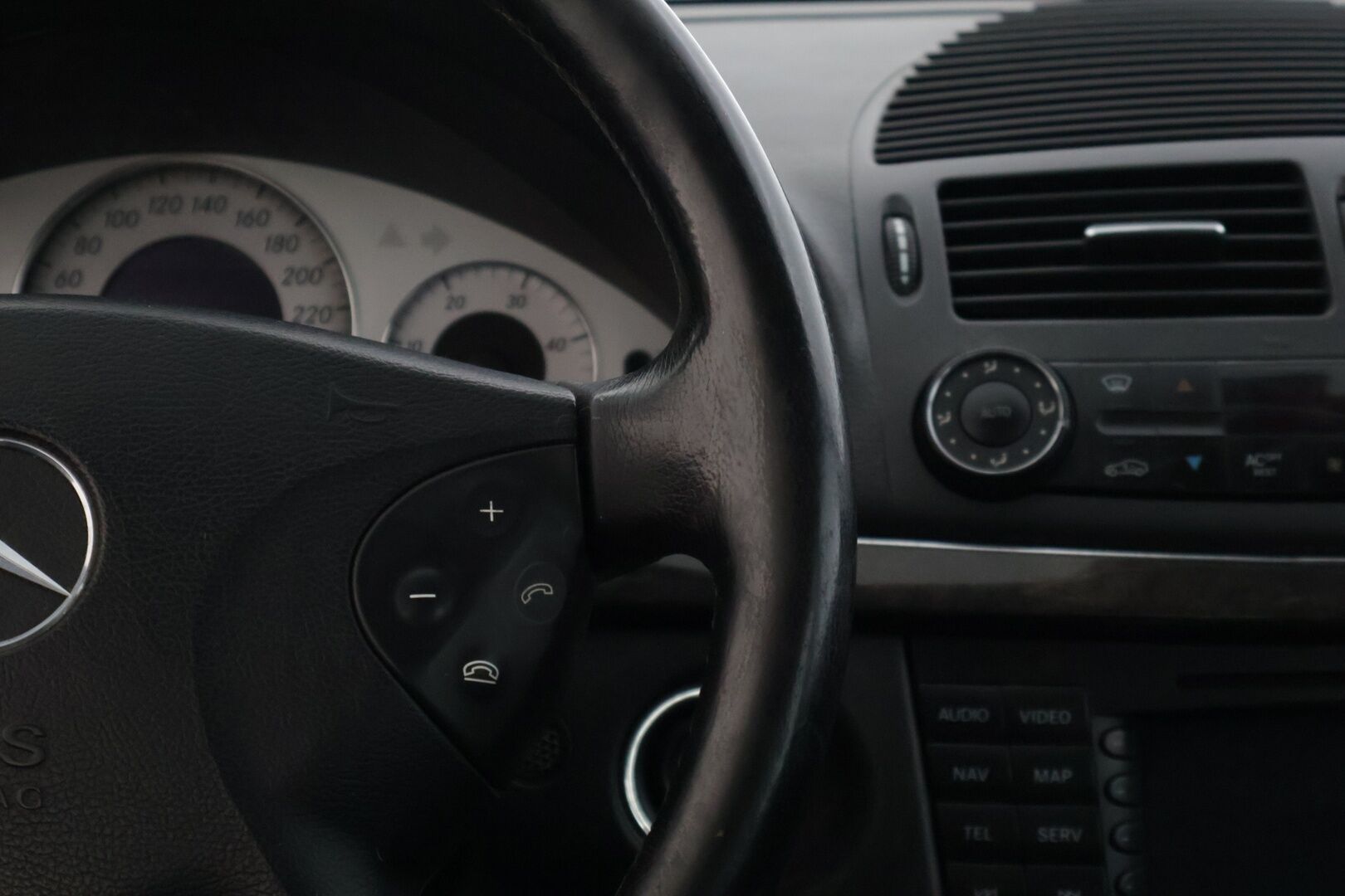 Mercedes-Benz E 2004 320 CDI A Avantgarde T * HUIPPUVARUSTELTU / ILMASTOIDUT NAHKAPENKIT / HARMAN KARDON / VAKKARI * YritysOutlet - Myydään vain yrityksille * - Tämä auto myydään YritysOutlet -valikoimasta vain yritykselle