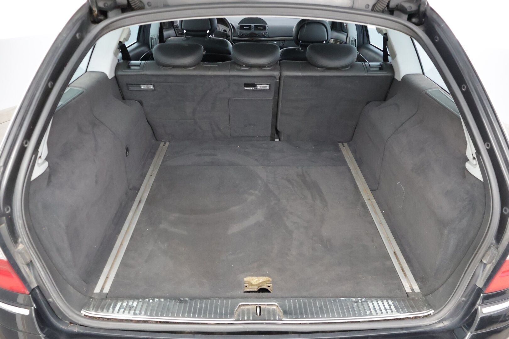 Mercedes-Benz E 2004 320 CDI A Avantgarde T * HUIPPUVARUSTELTU / ILMASTOIDUT NAHKAPENKIT / HARMAN KARDON / VAKKARI * YritysOutlet - Myydään vain yrityksille * - Tämä auto myydään YritysOutlet -valikoimasta vain yritykselle