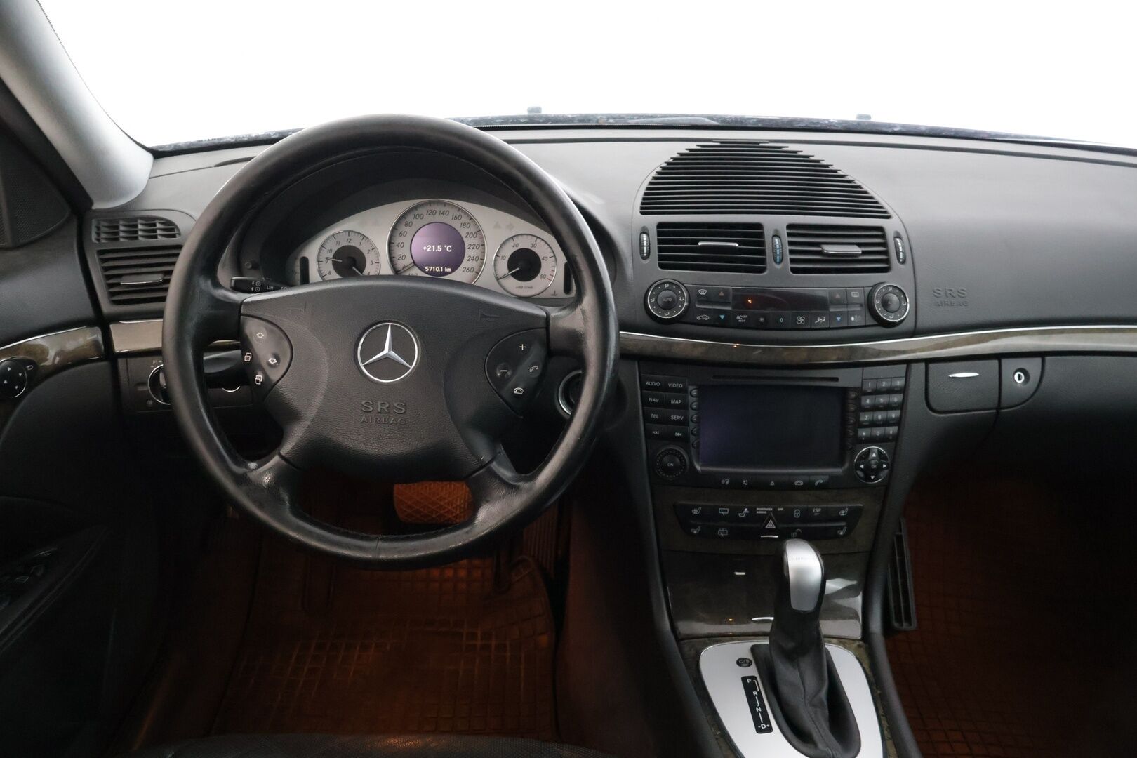 Mercedes-Benz E 2004 320 CDI A Avantgarde T * HUIPPUVARUSTELTU / ILMASTOIDUT NAHKAPENKIT / HARMAN KARDON / VAKKARI * YritysOutlet - Myydään vain yrityksille * - Tämä auto myydään YritysOutlet -valikoimasta vain yritykselle