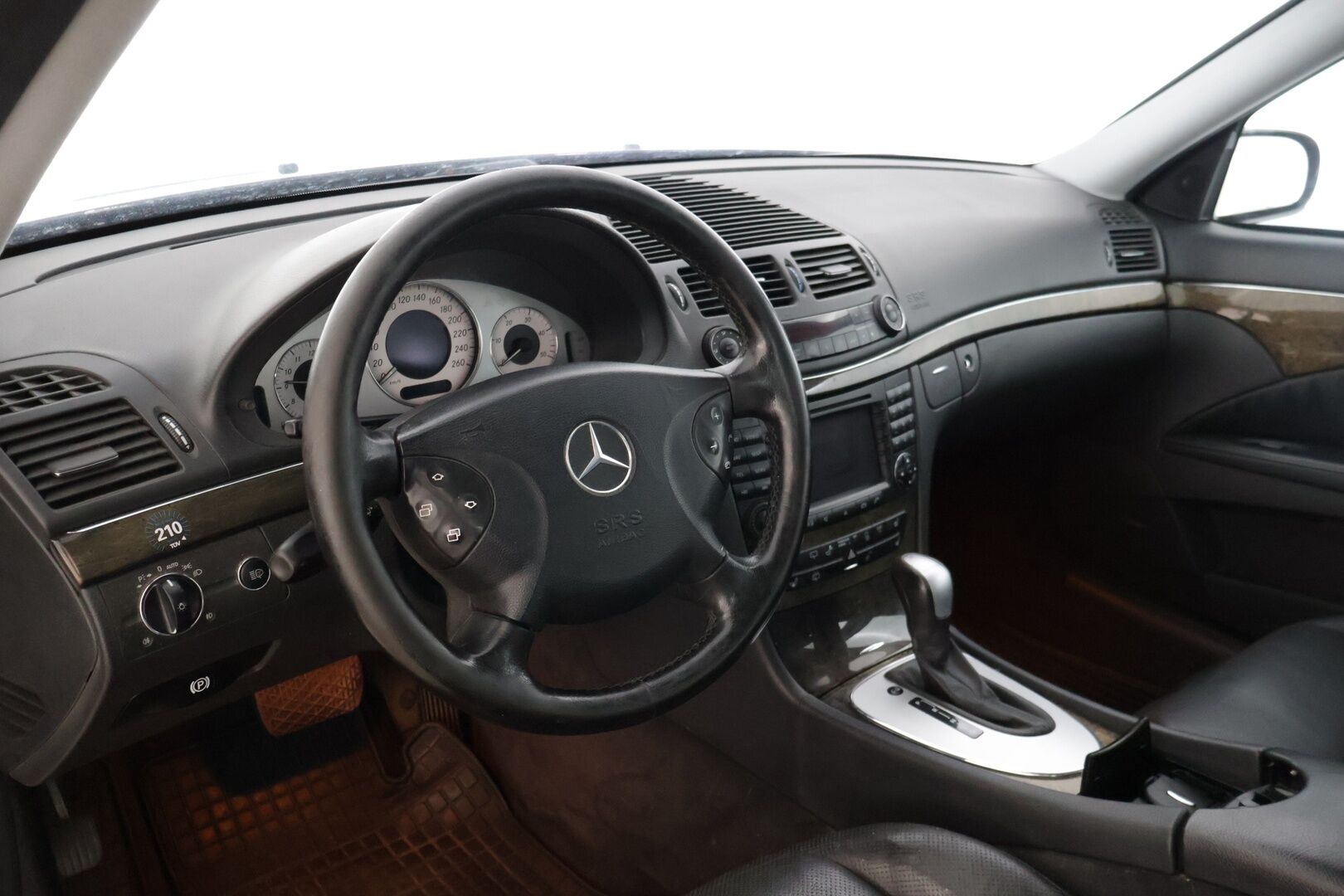 Mercedes-Benz E 2004 320 CDI A Avantgarde T * HUIPPUVARUSTELTU / ILMASTOIDUT NAHKAPENKIT / HARMAN KARDON / VAKKARI * YritysOutlet - Myydään vain yrityksille * - Tämä auto myydään YritysOutlet -valikoimasta vain yritykselle