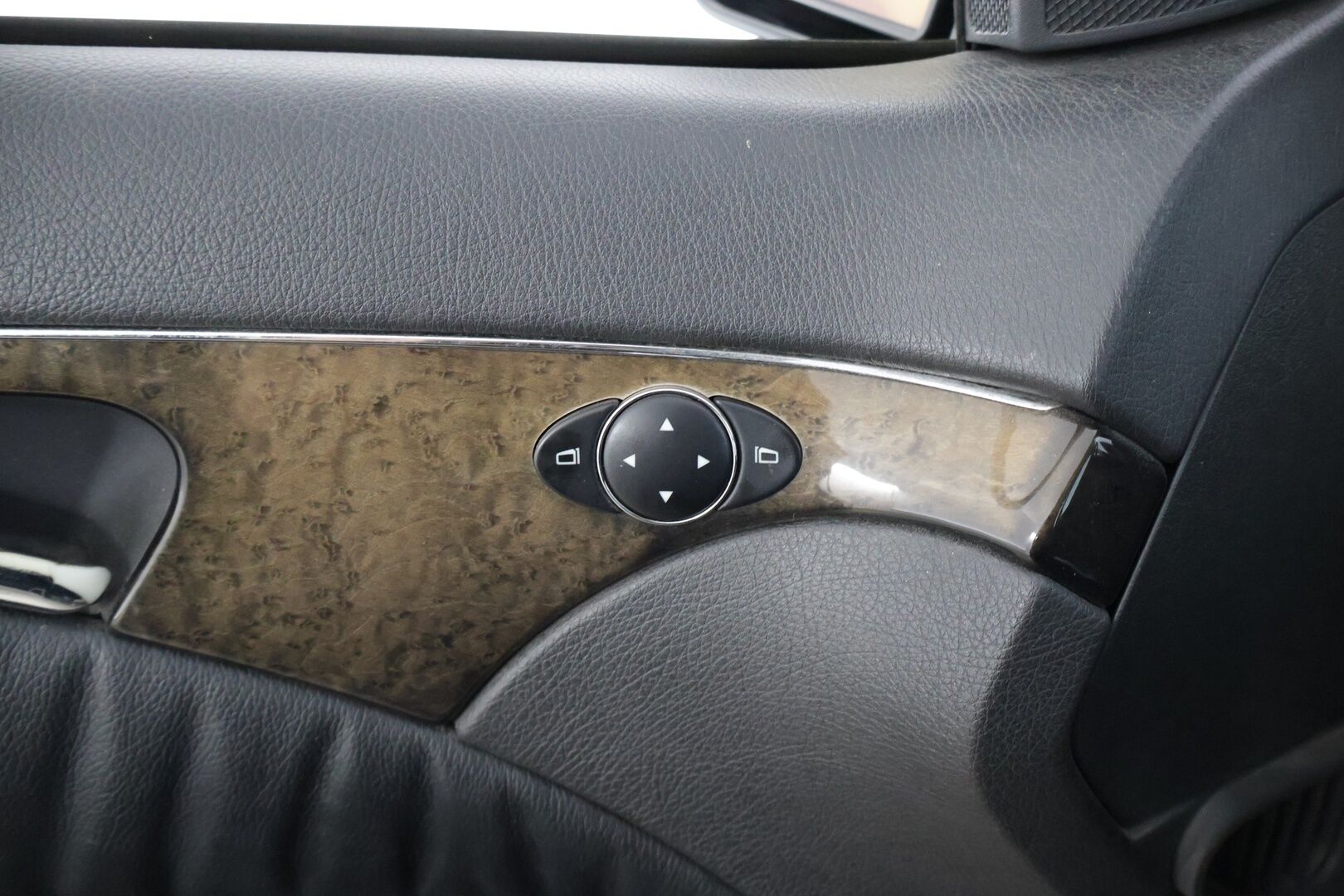 Mercedes-Benz E 2004 320 CDI A Avantgarde T * HUIPPUVARUSTELTU / ILMASTOIDUT NAHKAPENKIT / HARMAN KARDON / VAKKARI * YritysOutlet - Myydään vain yrityksille * - Tämä auto myydään YritysOutlet -valikoimasta vain yritykselle